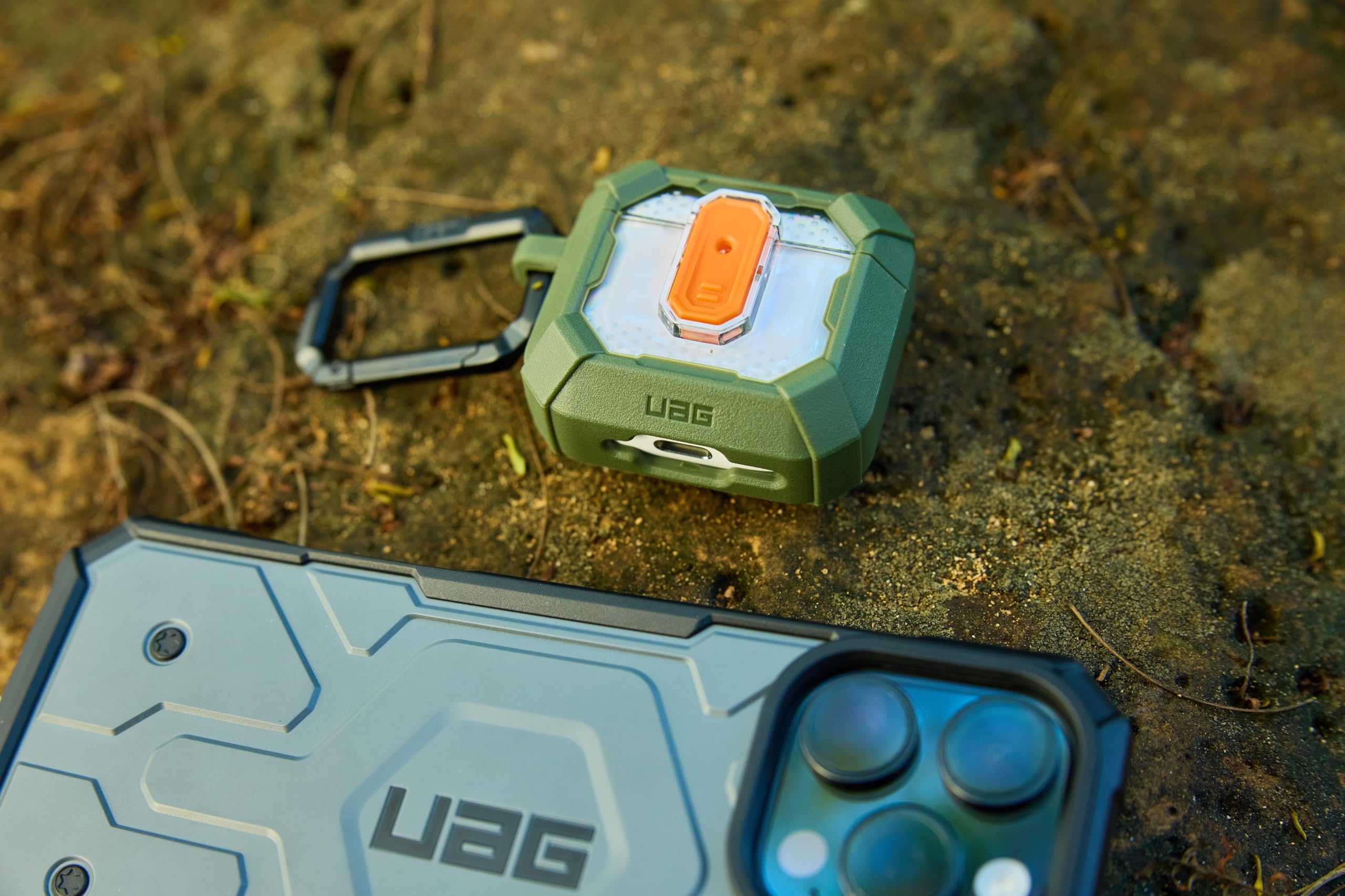URBAN ARMOR GEAR UAG - Custodia protettiva progettata per AirPods (4a generazione, 2024) con blocco al plasma, robusta custodia protettiva rigida di grado militare con coperchio di blocco sicuro e