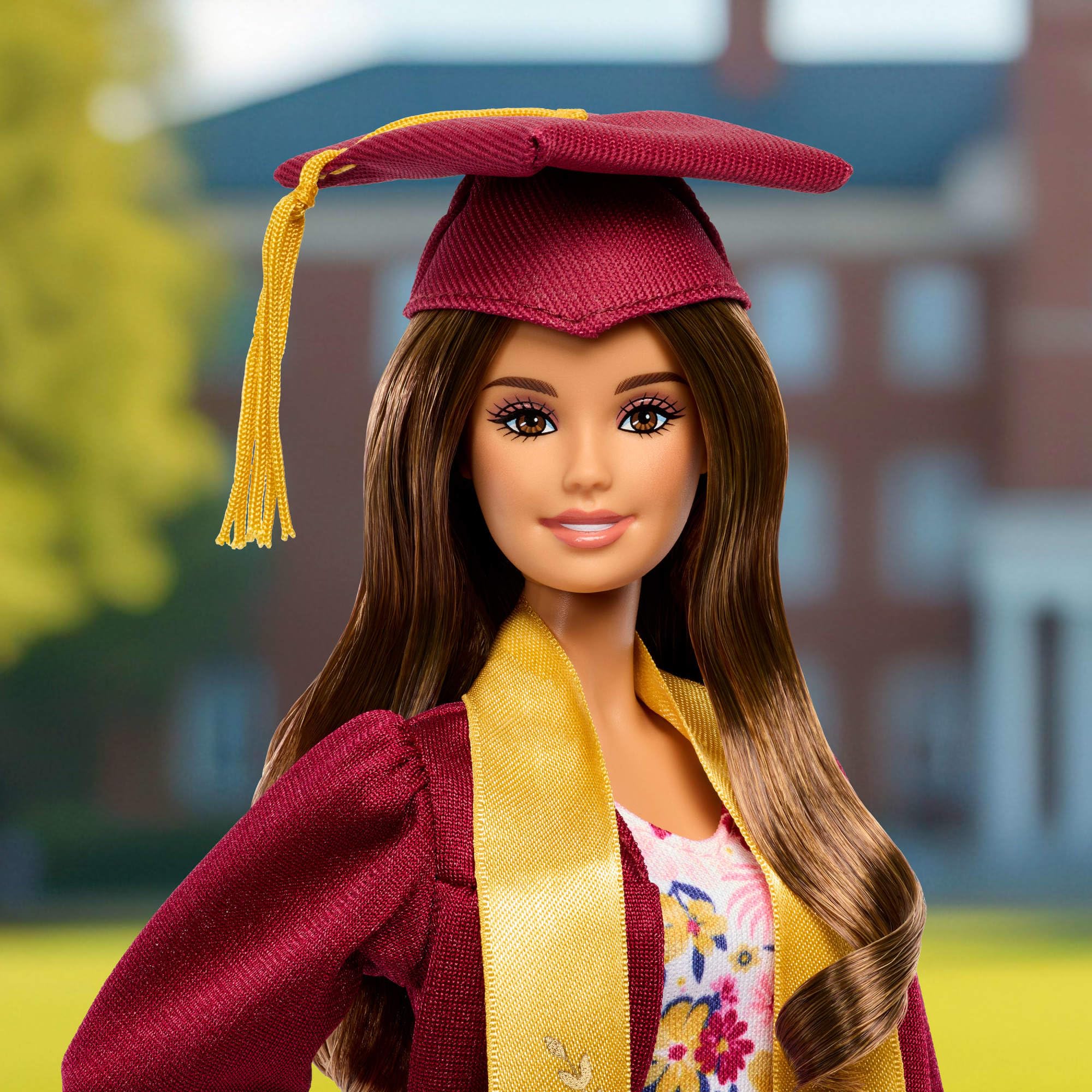 Barbie Signature - Graduation Wishes, bambola da collezione con toga di laurea bordeaux e cappello con nappina dorata, diploma e confezione speciale inclusi, 6+ anni, JJX81