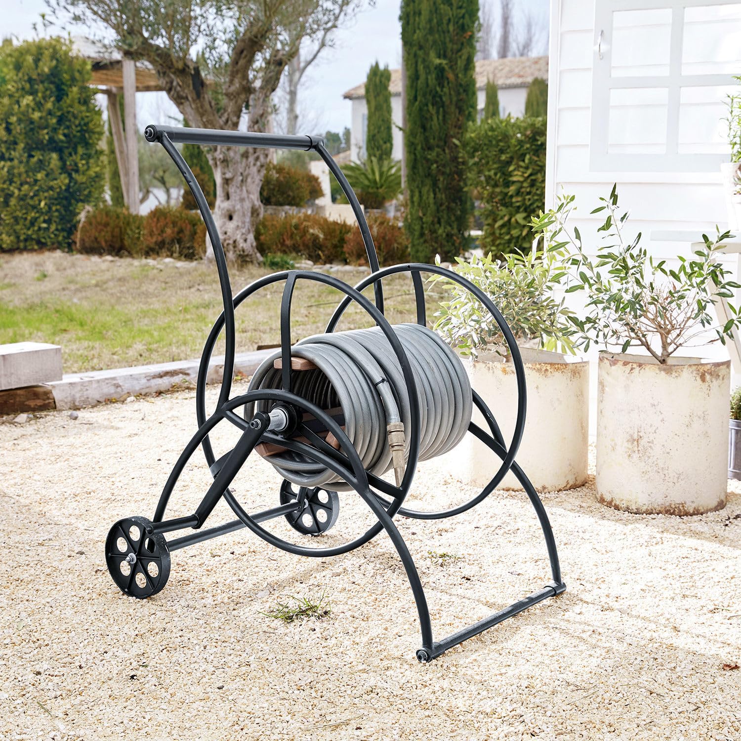 Loberon Schlauchwagen Middleby, leichtgängige Schlauchrolle & Räder, Elegante Optik, wetterfest, Gartenzubehör, Gartenhelfer, Outdoor, Eisen, Teakholz, schwarz | leichtgängige Schlauchrolle & Räder, Elegante Optik, wetterfest, Gartenzubehör, Gartenhelfer,