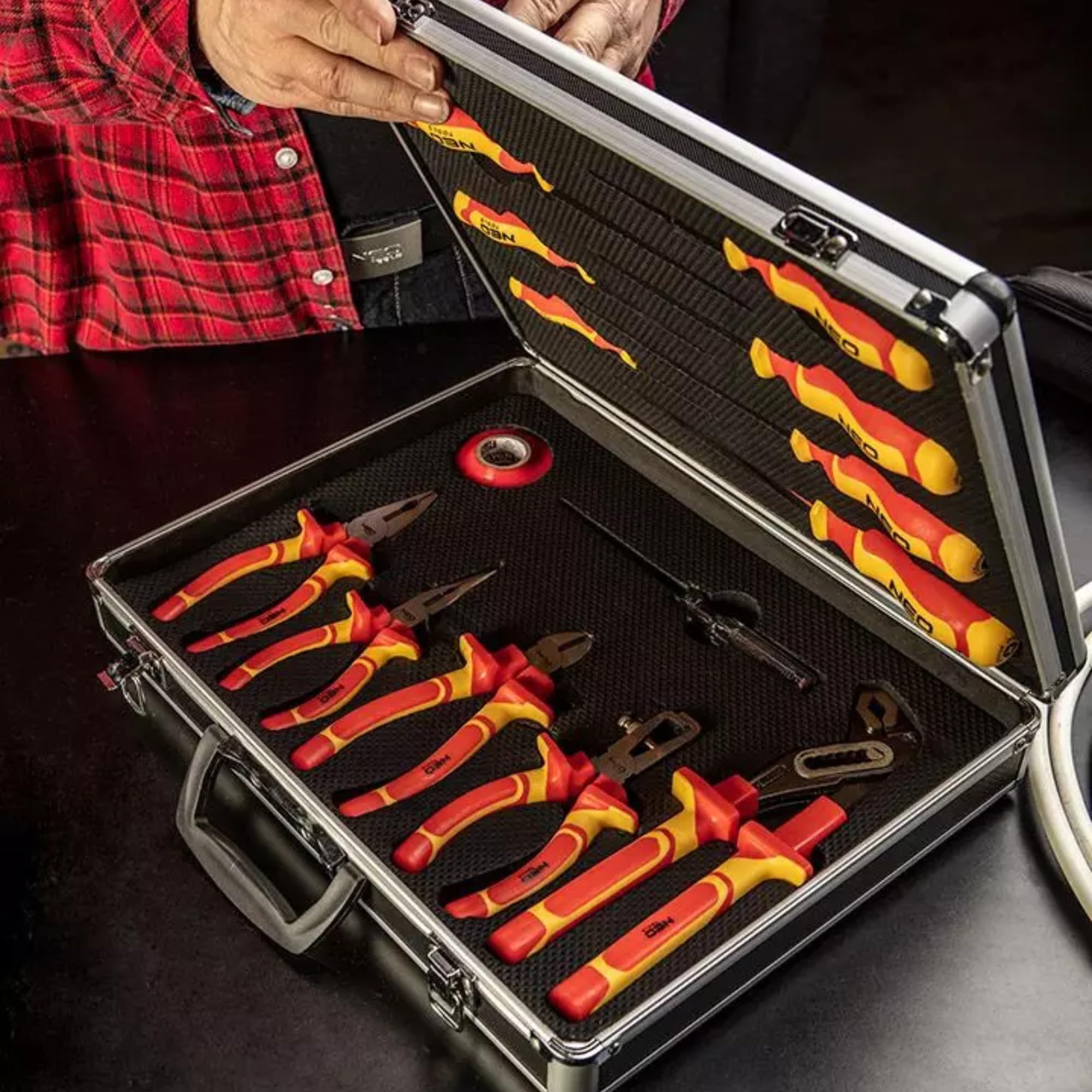 NEO TOOLS VDE Zangen- und Schraubendrehersatz 1000V, 13 Stück, CrV-Stahl | 7 Stück Schraubendreher S2-Stahl, Universalzange, Seitenzange, Verlängerte Zange, Isolierzange, Rohrzange