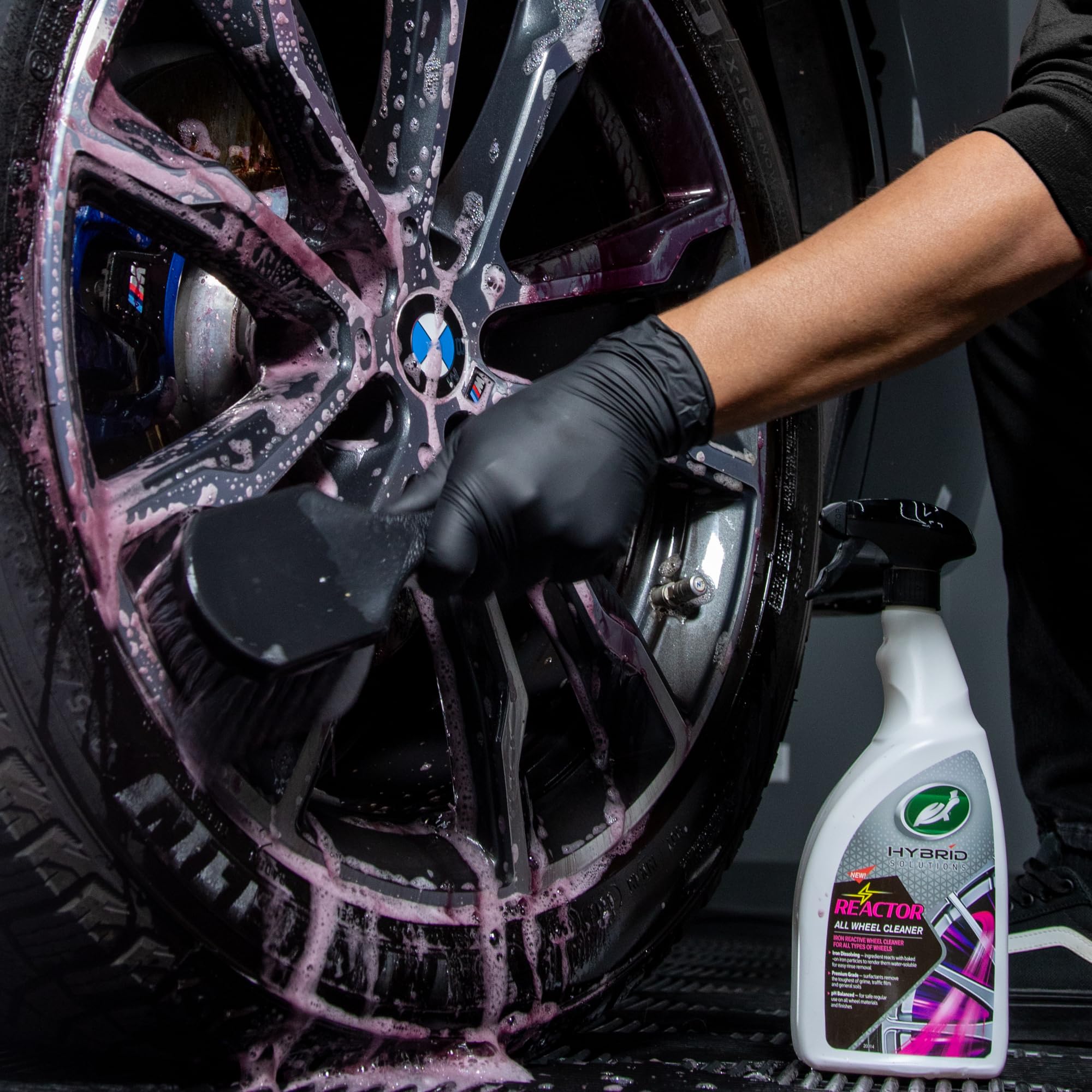 Turtle Wax Reactor Allradreiniger – 2,5 Liter | Schnelle Farbwechsel-Formel – Eisenlöslich, pH-ausgewogener Reifenreiniger – entfernt Bremsstaub, Schmutz und Verkehrsfilm – sicher für alle Radtypen