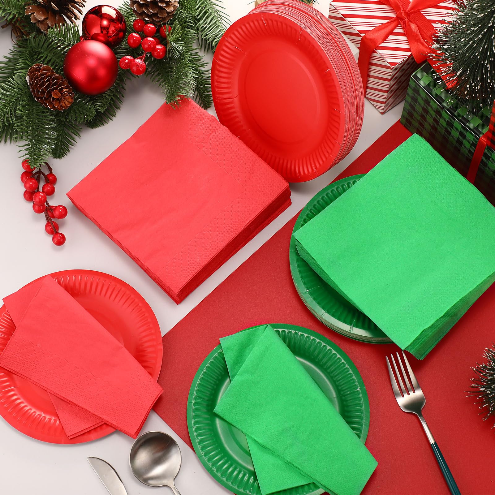 Layhit Juego de platos y servilletas de Navidad, color rojo y verde, suministros de fiesta de Navidad, platos desechables de postre y servilletas para fiesta (400 piezas)