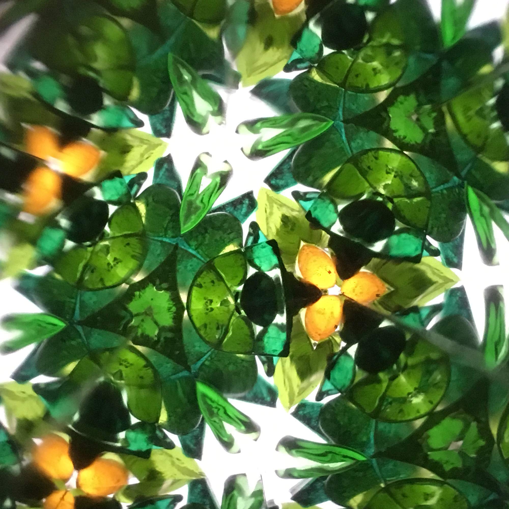 Kaleidoskop aus natürlichem Haselholz mit rohem, ausgewaschenem Strandglas