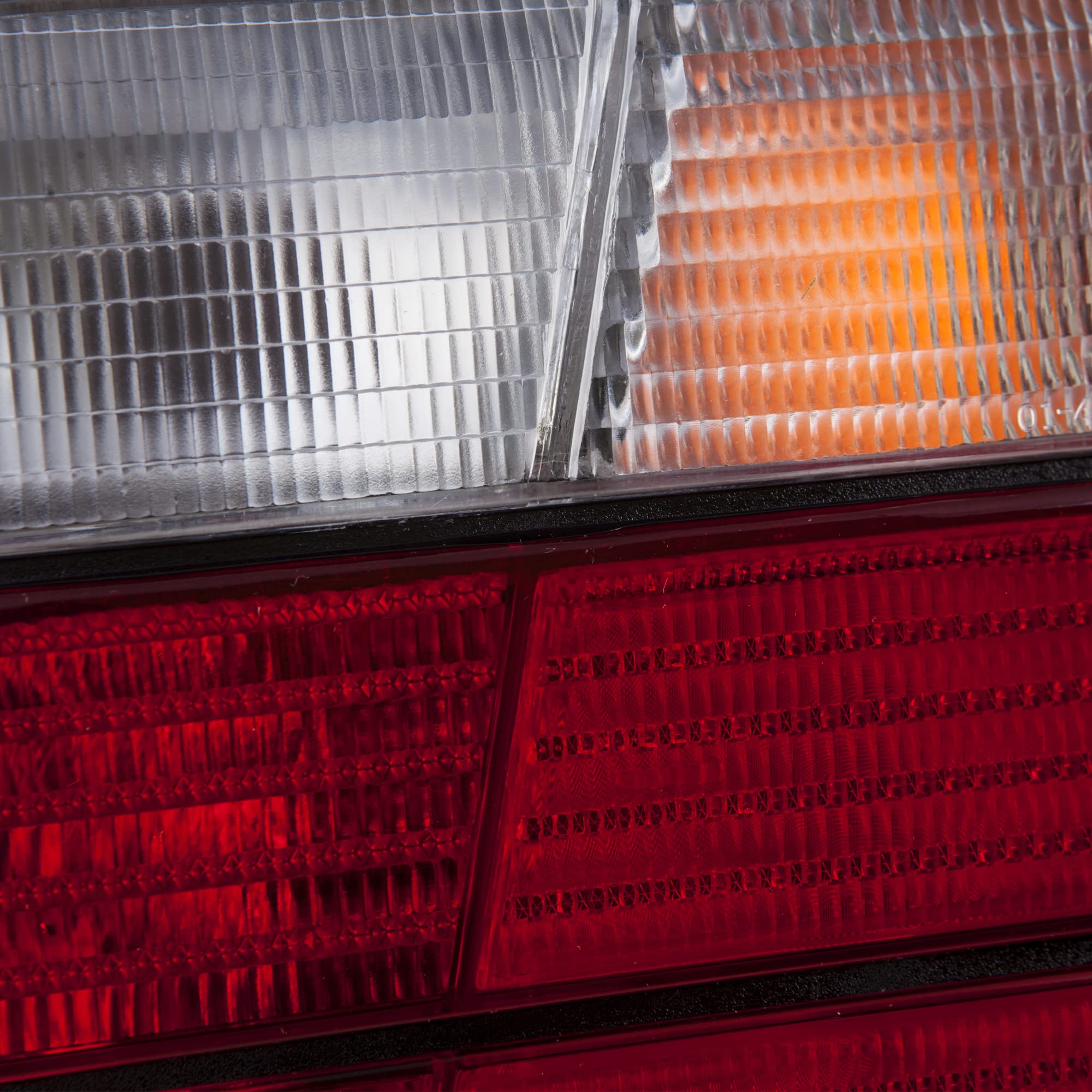 Luces traseras VR-1753 - Conjunto de luces traseras portalamparas coche (1 par, lado del conductor y del pasajero, aspecto deportivo, color rojo y blanco)