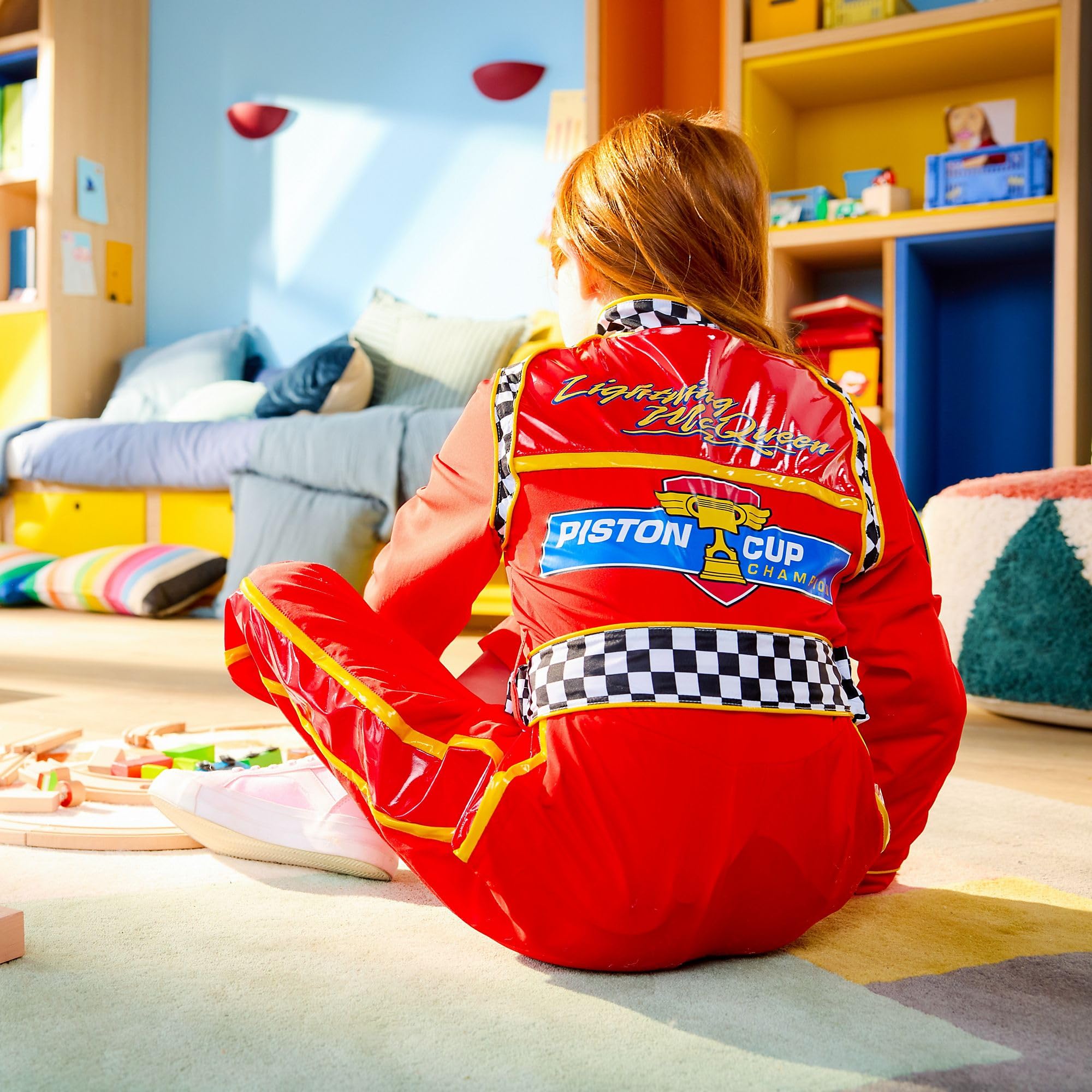 Disney Store Official, Cars, Rayo McQueen, disfraz infantil, traje de carreras con luces y sonidos