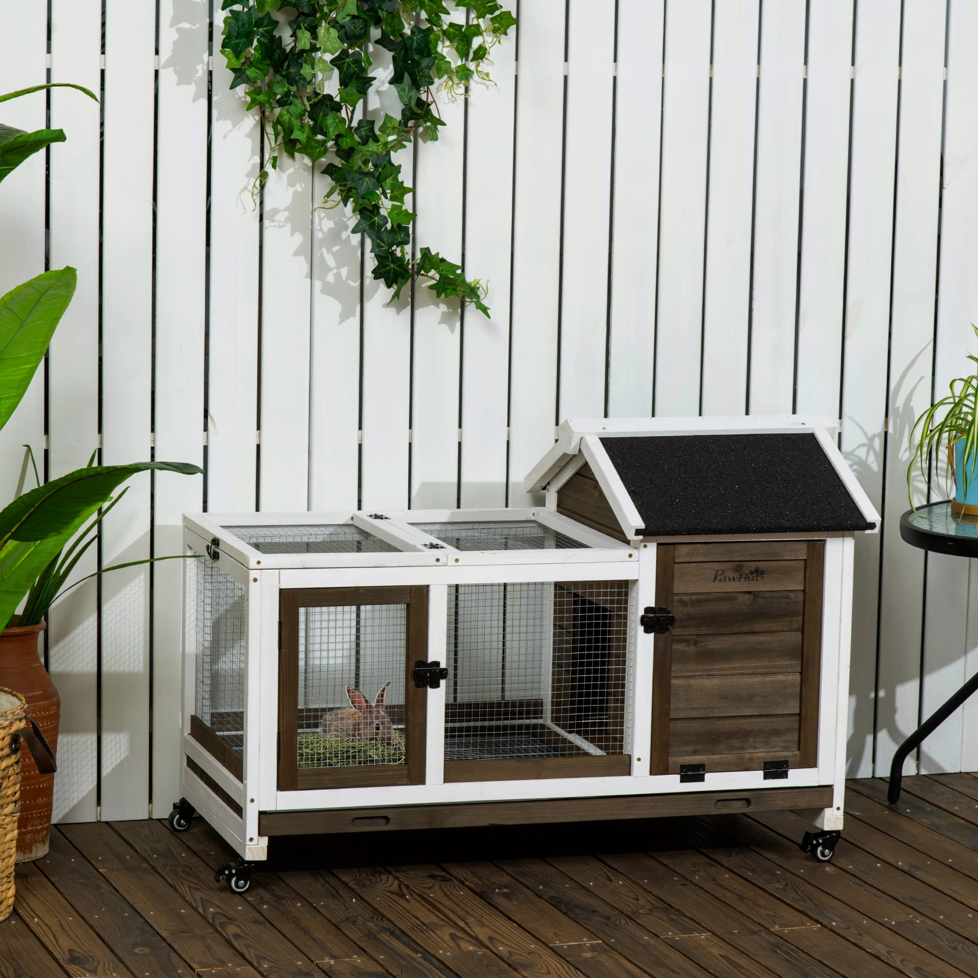 PawHut Conejera de Madera con Ruedas Jaula para Conejos con Techo Puede Abrir y Bandeja Extraíble Conejera para Interior y Exterior 108x58x73,5 cm Café