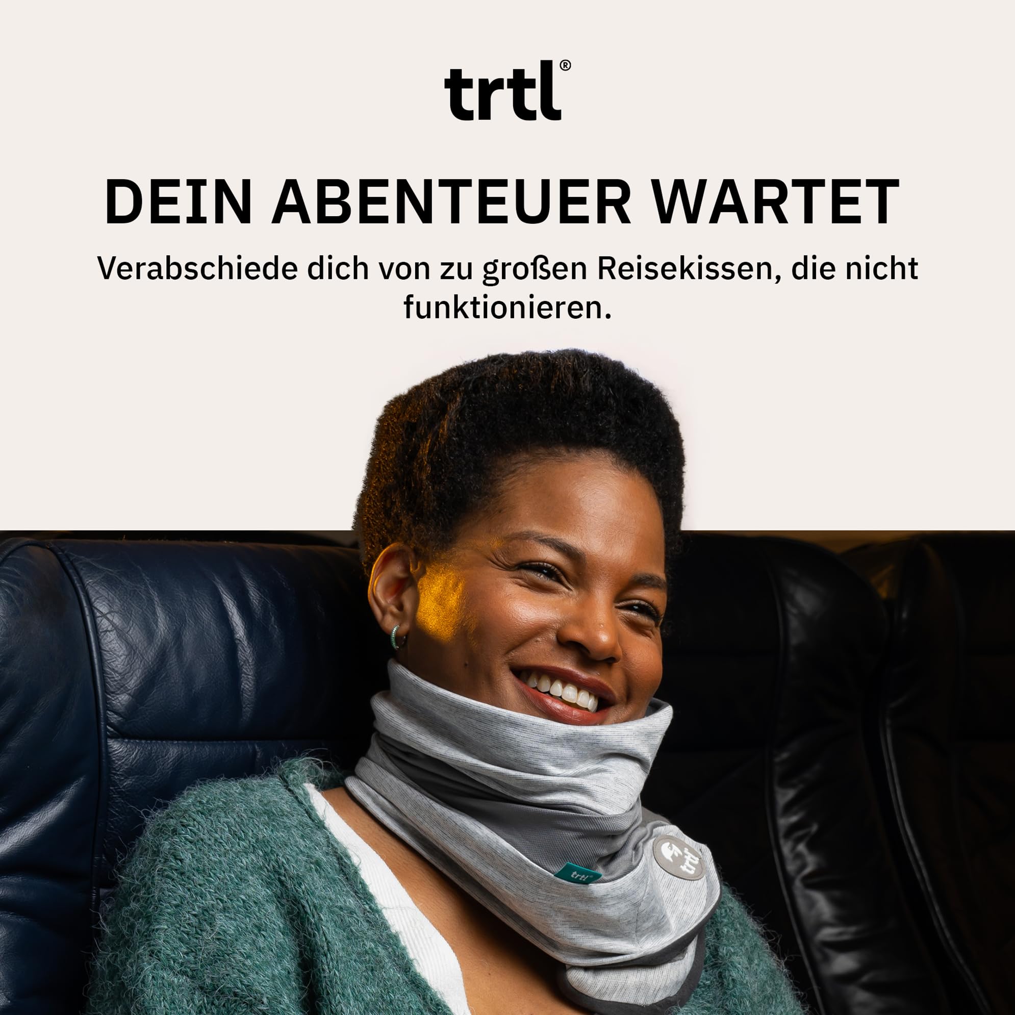 trtl Travel Pillow Plus Grau | Höhenverstellbares Nackenkissen für Flugzeug & Auto | Platzsparendes Reisekissen | Für alle Körpergrößen geeignet
