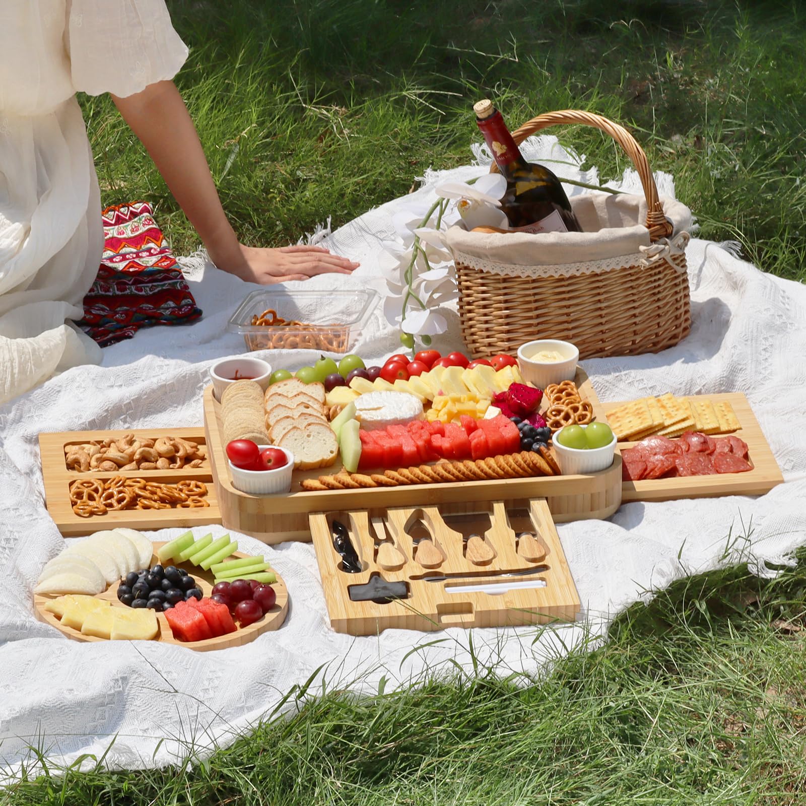 KHINYA Tablas de charcutería, juego de tablas de queso, tabla de charcutería con tapa, regalos para mujeres, plato de queso para inauguración de la casa, práctico diseño de tapa con asa (3 cajones,