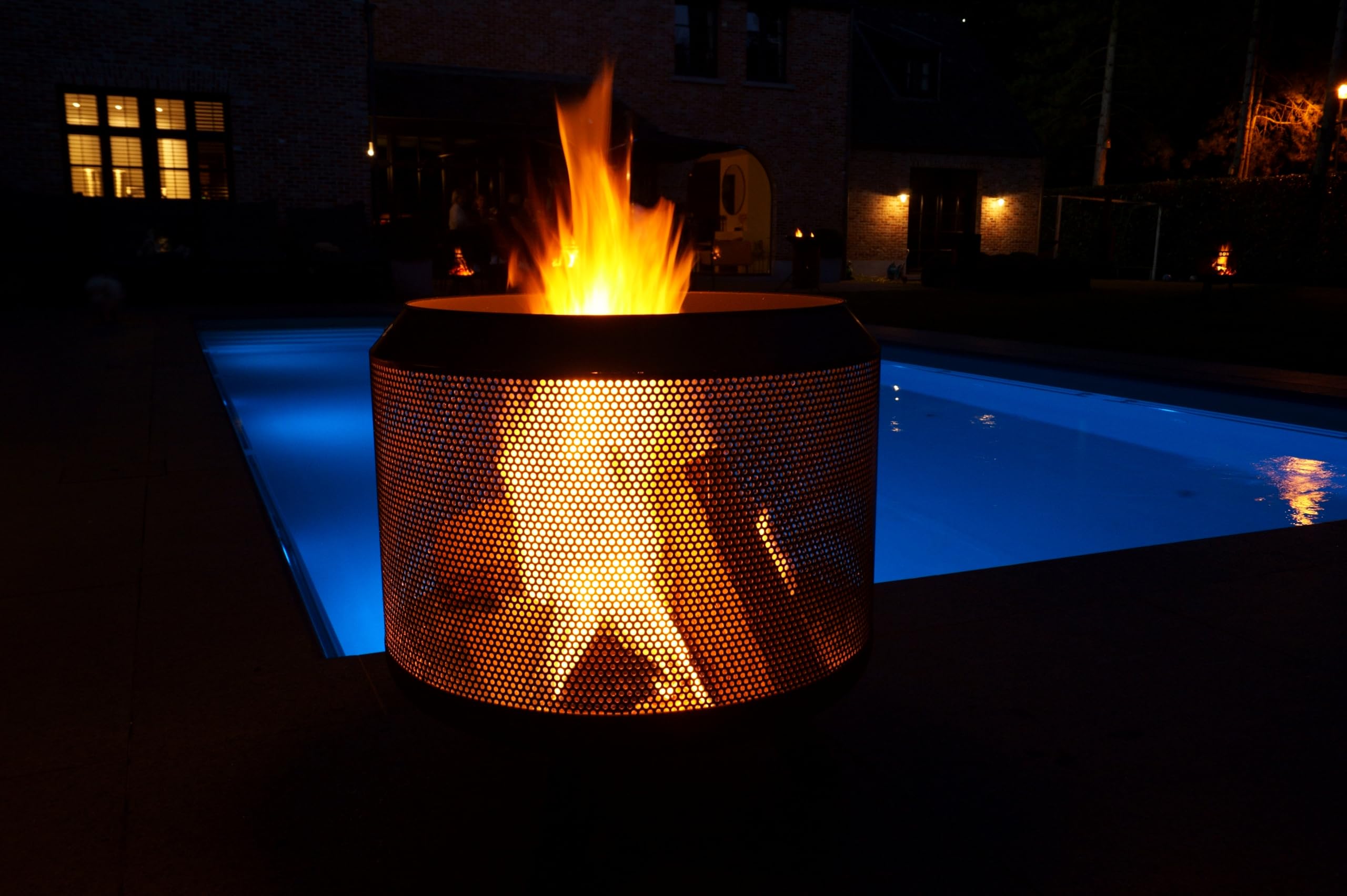 Feuertrommel mit Grill - Feuerkorb mit Grill – Feuerstelle mit Beinen für den Garten, inkl. Grillrost – 50x50x60 cm