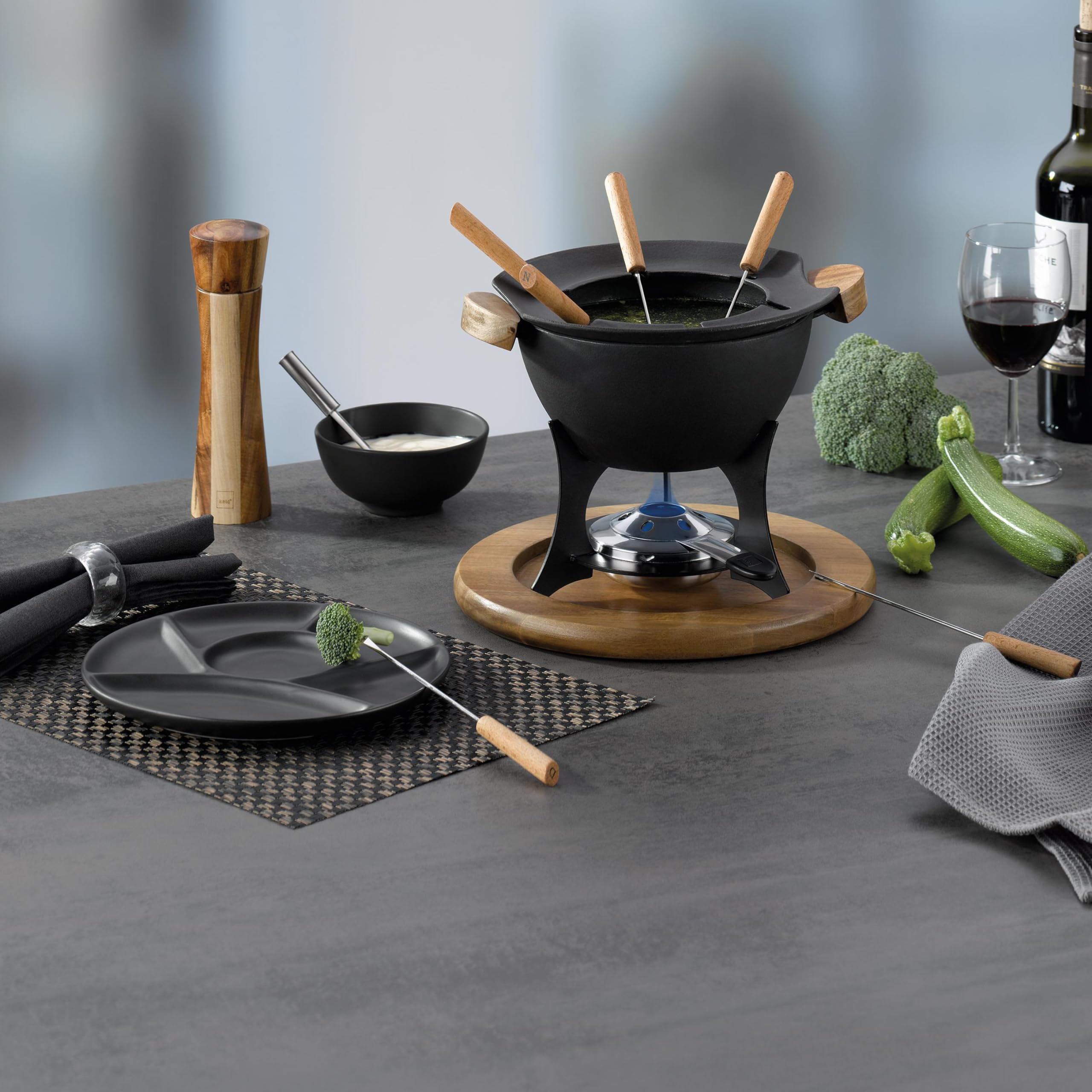 kela Fondue-Set Country, 11-teilig, Durchmesser 27 cm, 1 L, emailliertes Gusseisen, schwarz, Topf, Brennpastenbrenner, Rechaud, Spritzschutz, Untersetzer aus Akazienholz, 6X Fonduegabeln, 16644