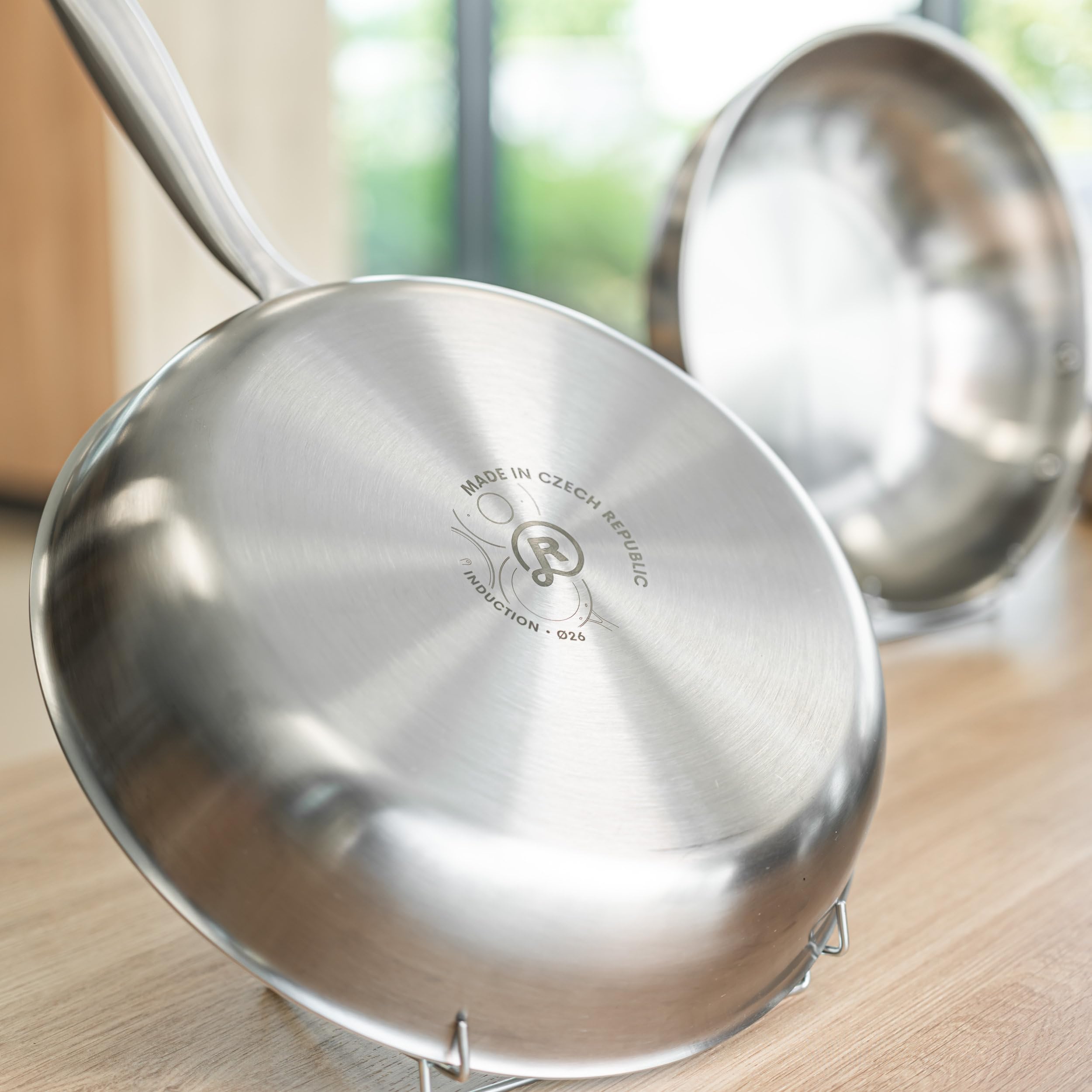 Remoska PROXIMA Pfanne Edelstahlpfanne aus drei Metallschichten Induktion Ofenfest 220 °C Spülmaschinenfest Hergestellt in der Tschechischen Republik (WOK 28 cm)