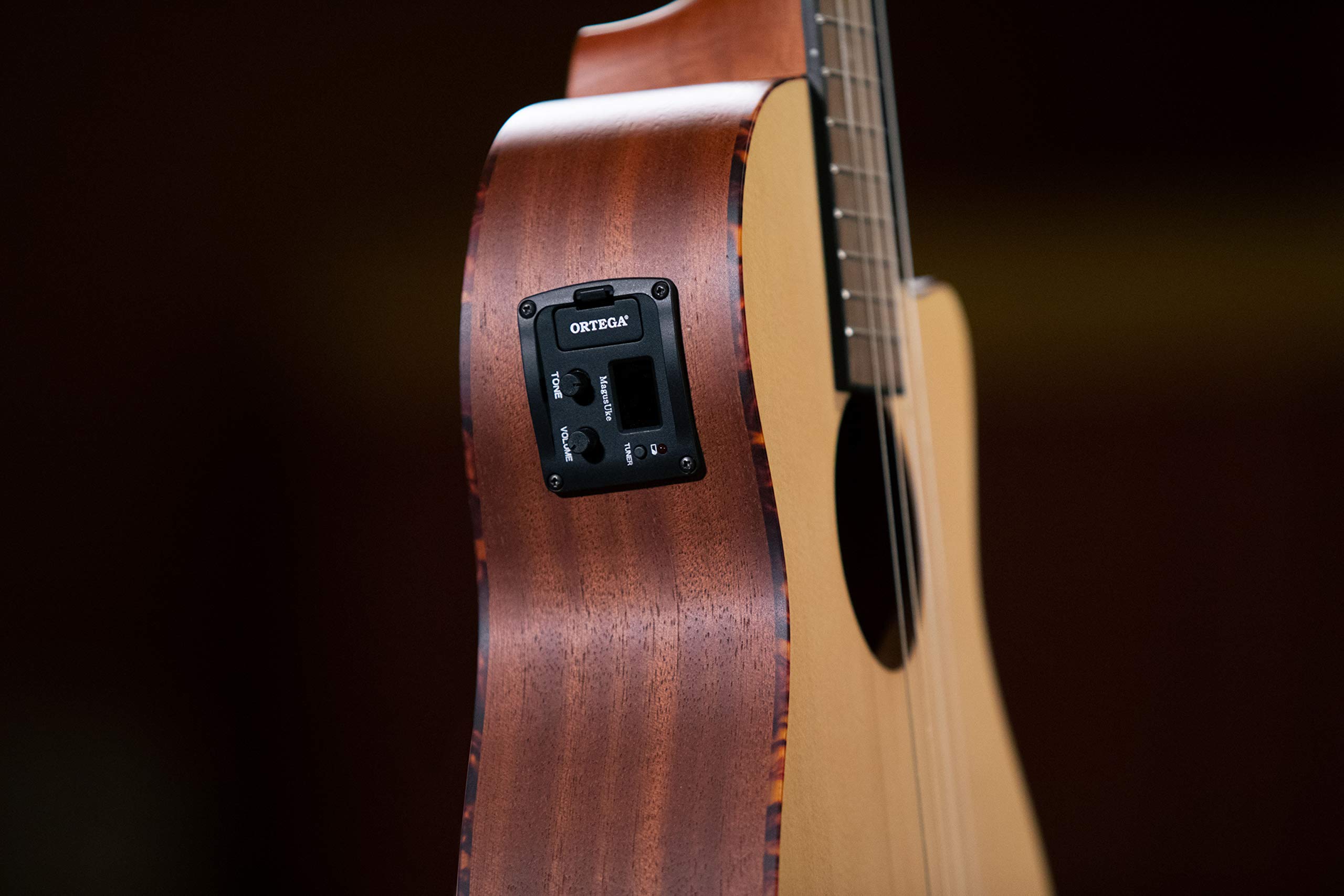 Ortega Guitars Bariton Ukulele Elektro-Akustisch – Bonfire Series – mit Cutaway – Fichte, Sapele, Natur (RU5CE-BA)