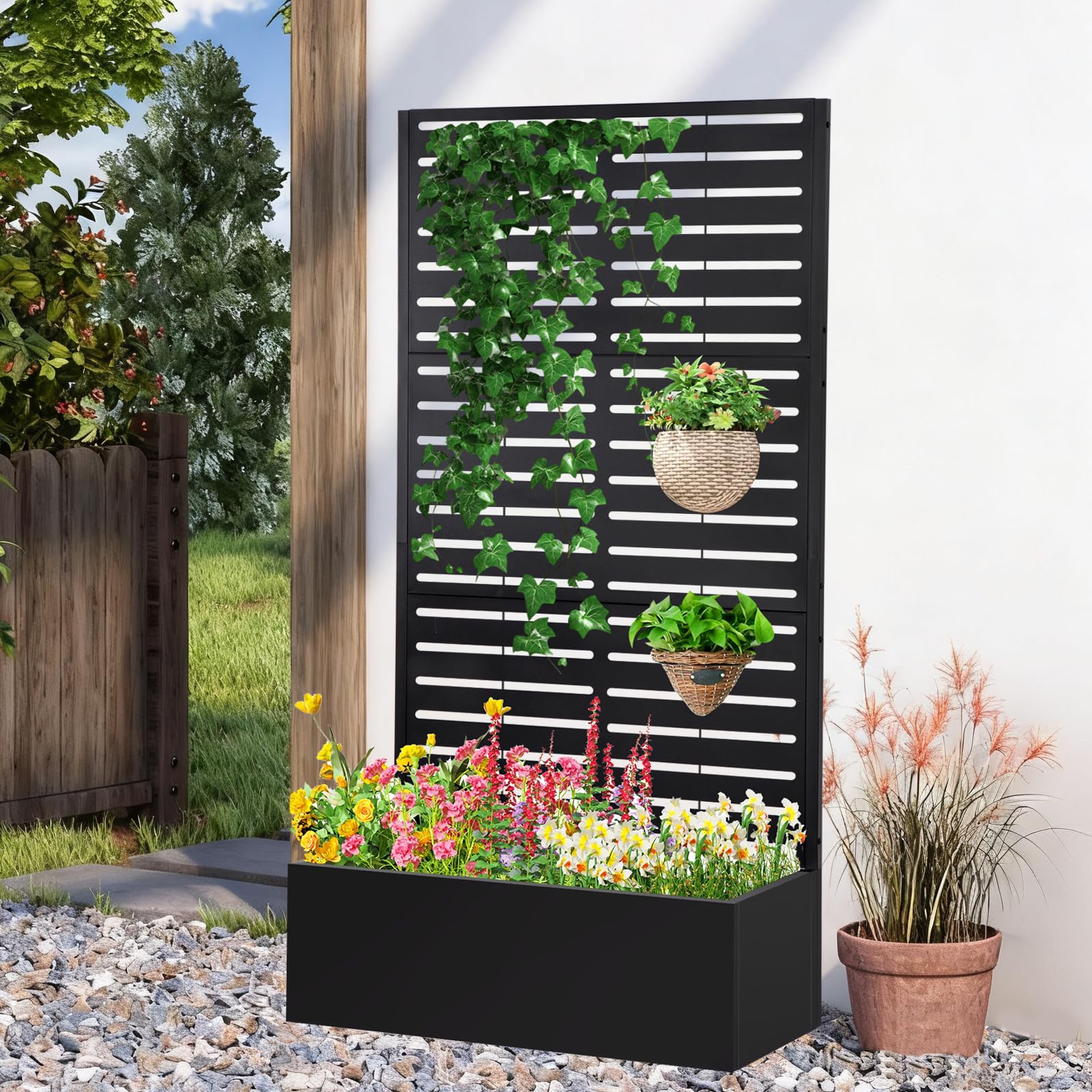 Cama de jardín elevada de metal en tu terraza para cultivar tomates con enrejado