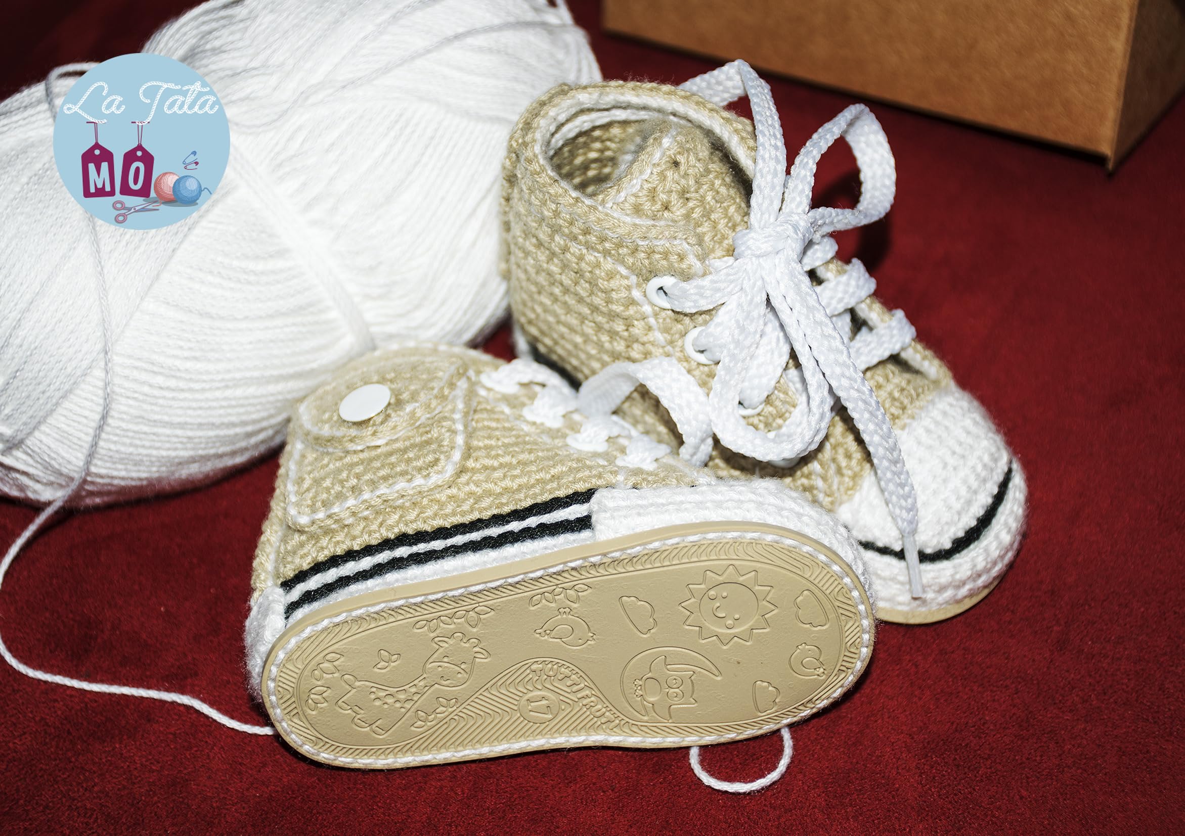 Gehäkelte Neugeborenen-Babyschuhe, personalisiert und handgefertigt, High-Top-Sneaker mit dekorativer Tasche, erhältlich in allen Babygrößen – 0 bis 12 Monaten. Babyschuhe mit namen gratis