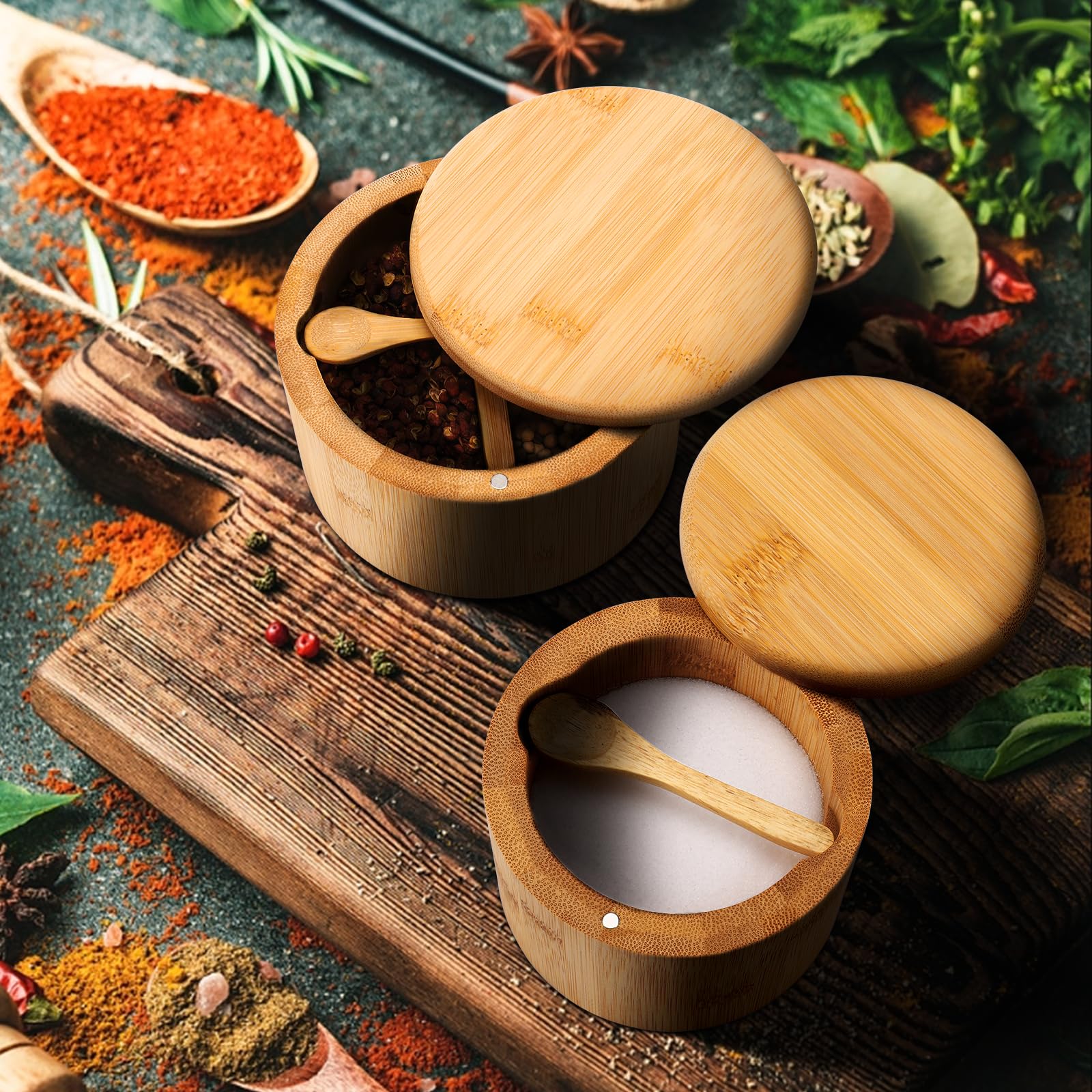 Salero y pimentero de bambú natural, salero y especias, caja de almacenamiento con cuchara integrada y tapa giratoria magnética (dos compartimentos)