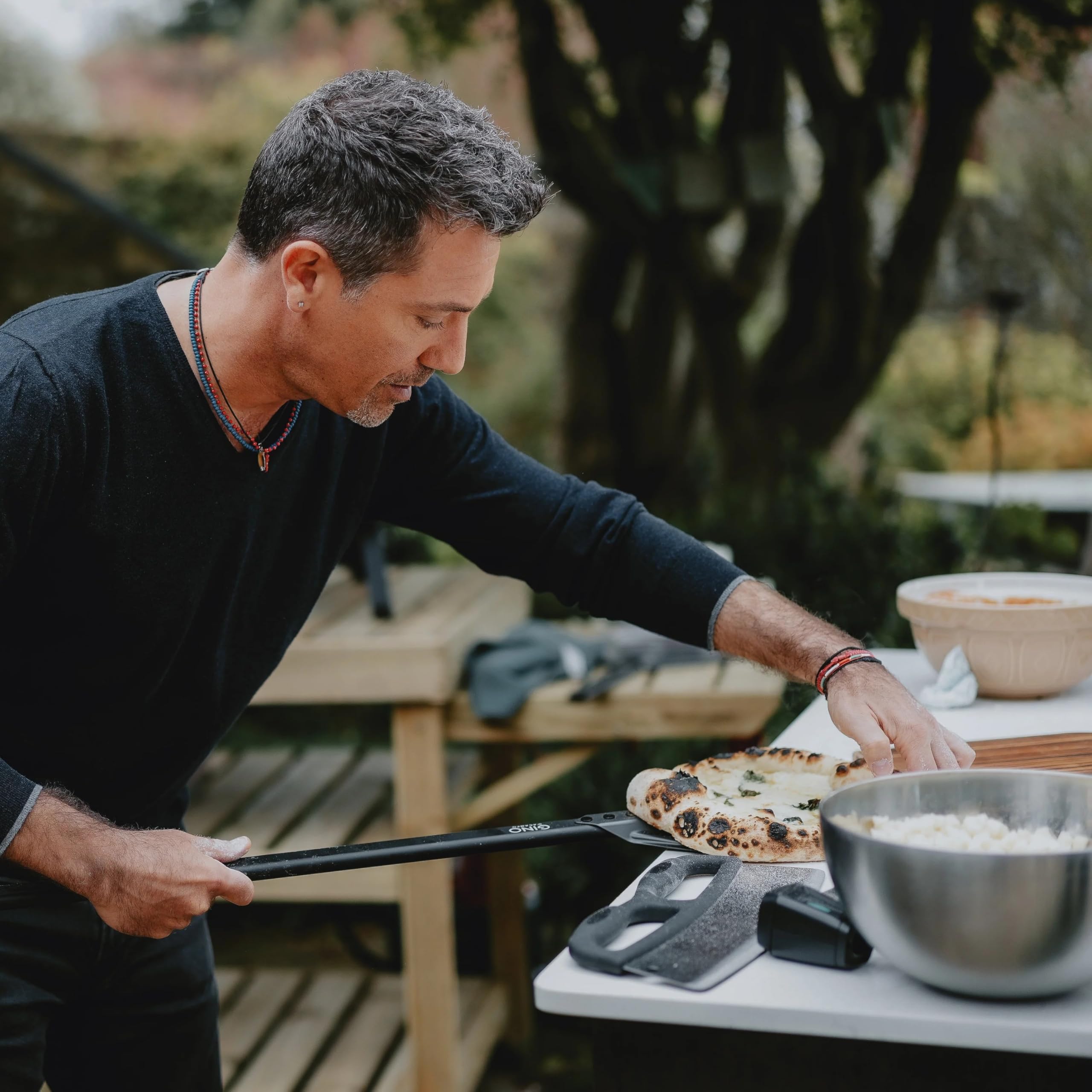 Gino D'Acampo Gładka skórka do pizzy 30 cm: Bez wysiłku przesuwaj, obracaj i odbieraj pizze dzięki temu profesjonalnej jakości perforowanej łopatce do pizzy - niezbędne narzędzie do idealnych domowych