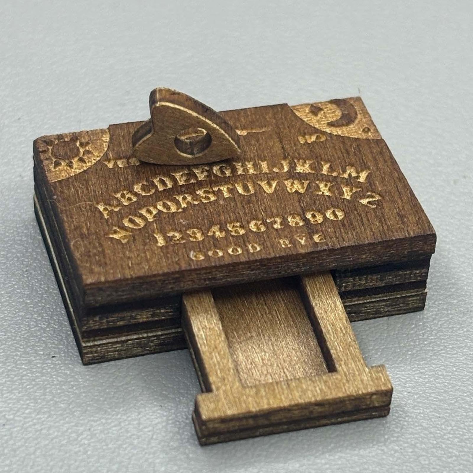 tablero de ouija en forma de puntero para la fita de halloween. juego tablero de ouija en forma de puntero para la fita de halloween. juego