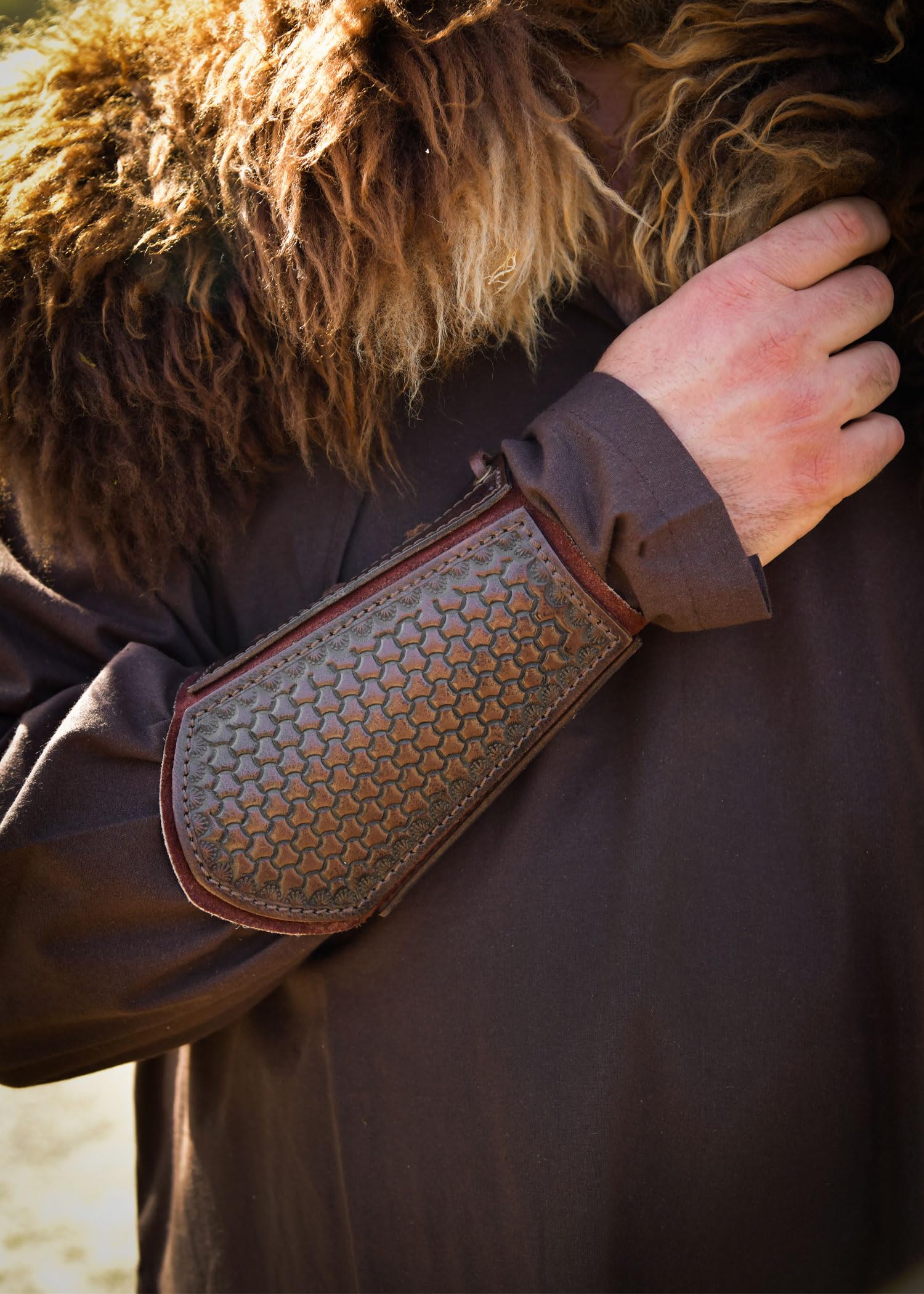 Ulfberth – Armschützer Paar aus geprägtem Leder mit Wildlederunterlage - Wikinger Armschienen - Mittelalter, LARP