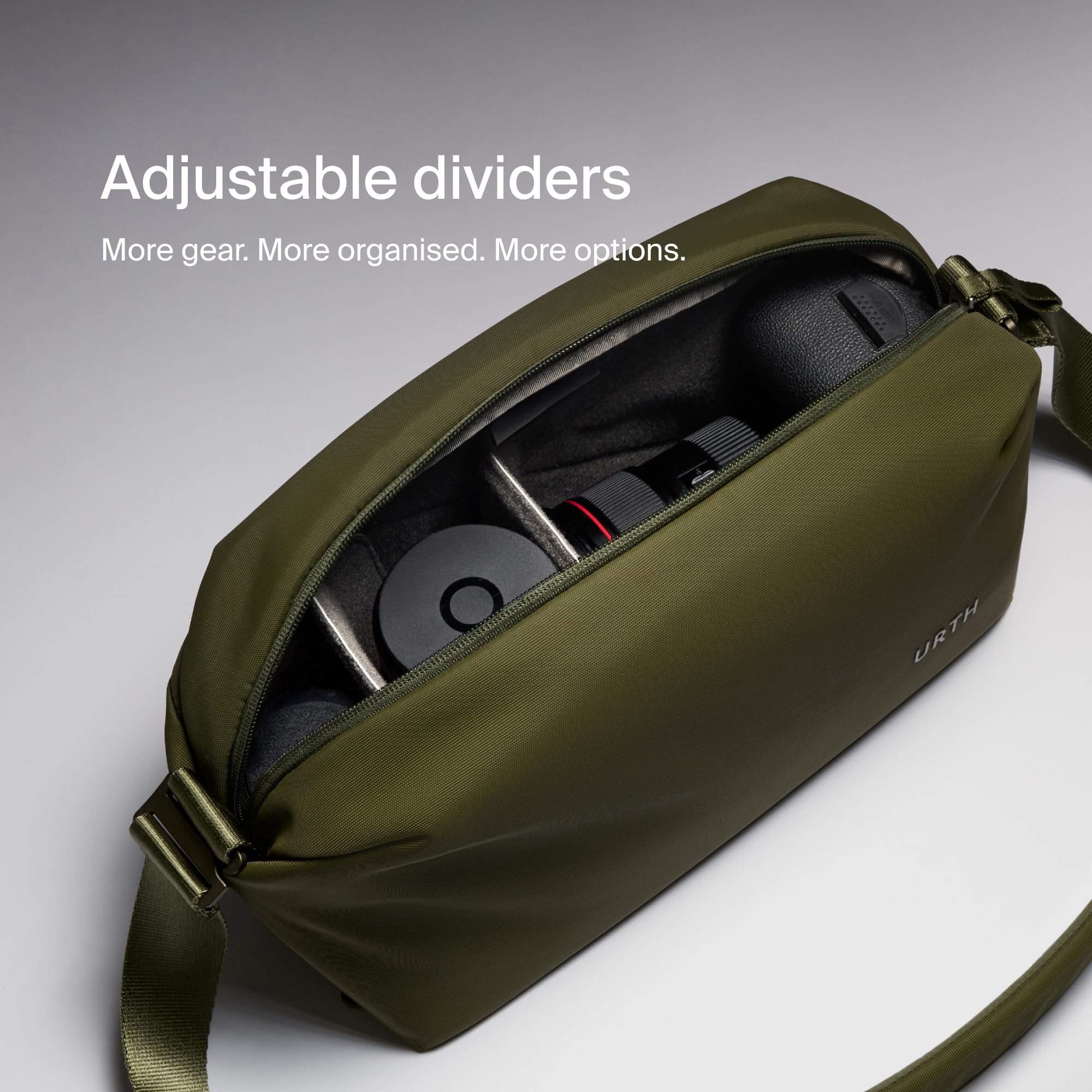 Urth Dolomite 8L Grande Borsa a Tracolla per Fotocamera – Resistente all'Acqua, Riciclata, Versatile per DSLR, Fotografia e Uso Quotidiano (Verde)