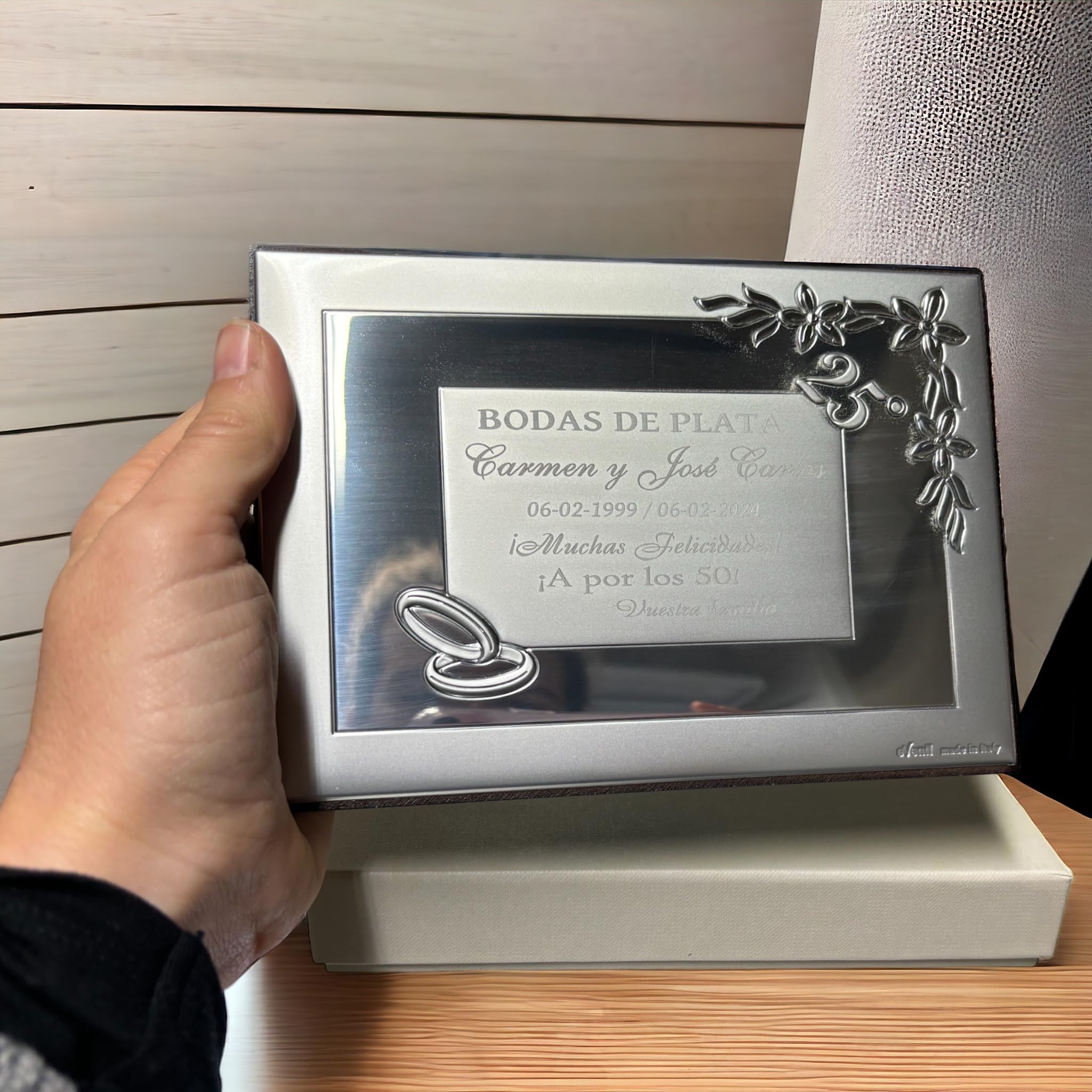 Curia Grabador - Placa Conmemorativa 25 Aniversario - Regalo Bodas de Plata Personalizado -Grabado Personalizado con Nombres y Fecha, Dedicatoria Especial. Modelo Flor