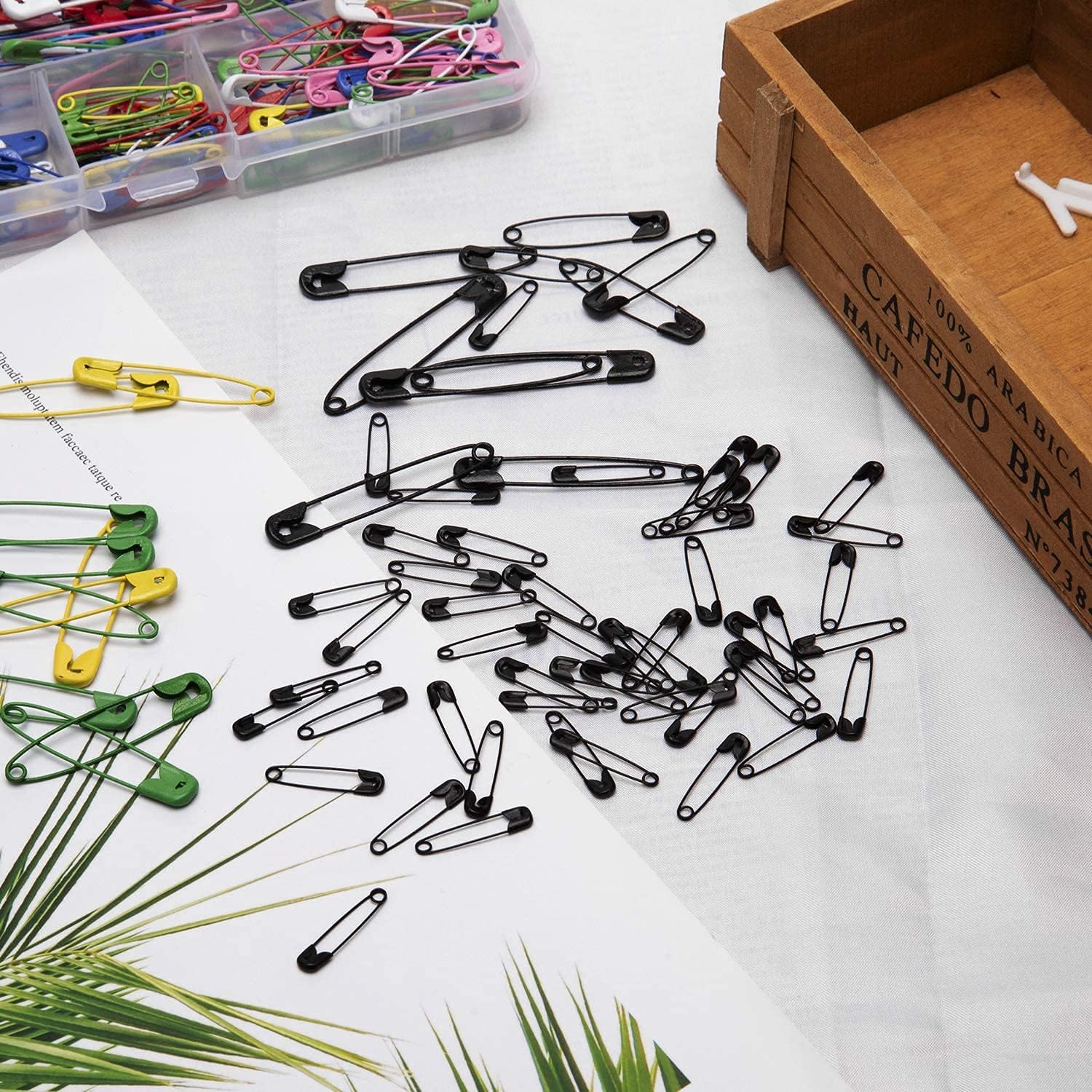 LUTER 500 Pieces 7 Sizes Large and Small Safety Pins Assorted 19mm 22mm 28mm 32mm 36mm 45mm 50mm for Art Craft Sewing Jewelry Making Home Office Use(Gold Silver Black Multicolor)