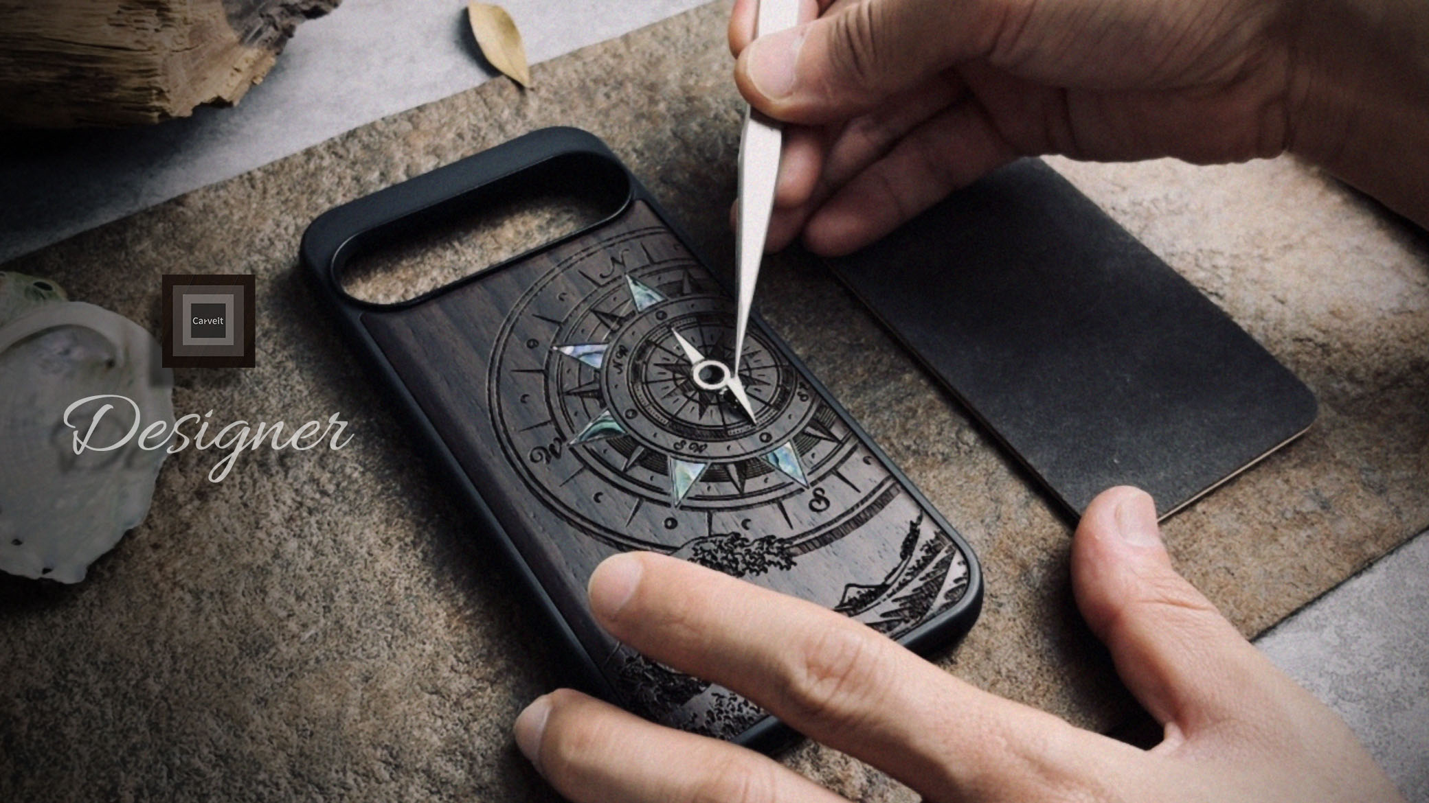 Carveit Custodia Artistica Per Google Pixel 9 - Cover In Legno Con Intarsio Di Conchiglie E Incisione Laser "Rosea-Vagabondo Cosmico" - Ricarica Wireless - 3