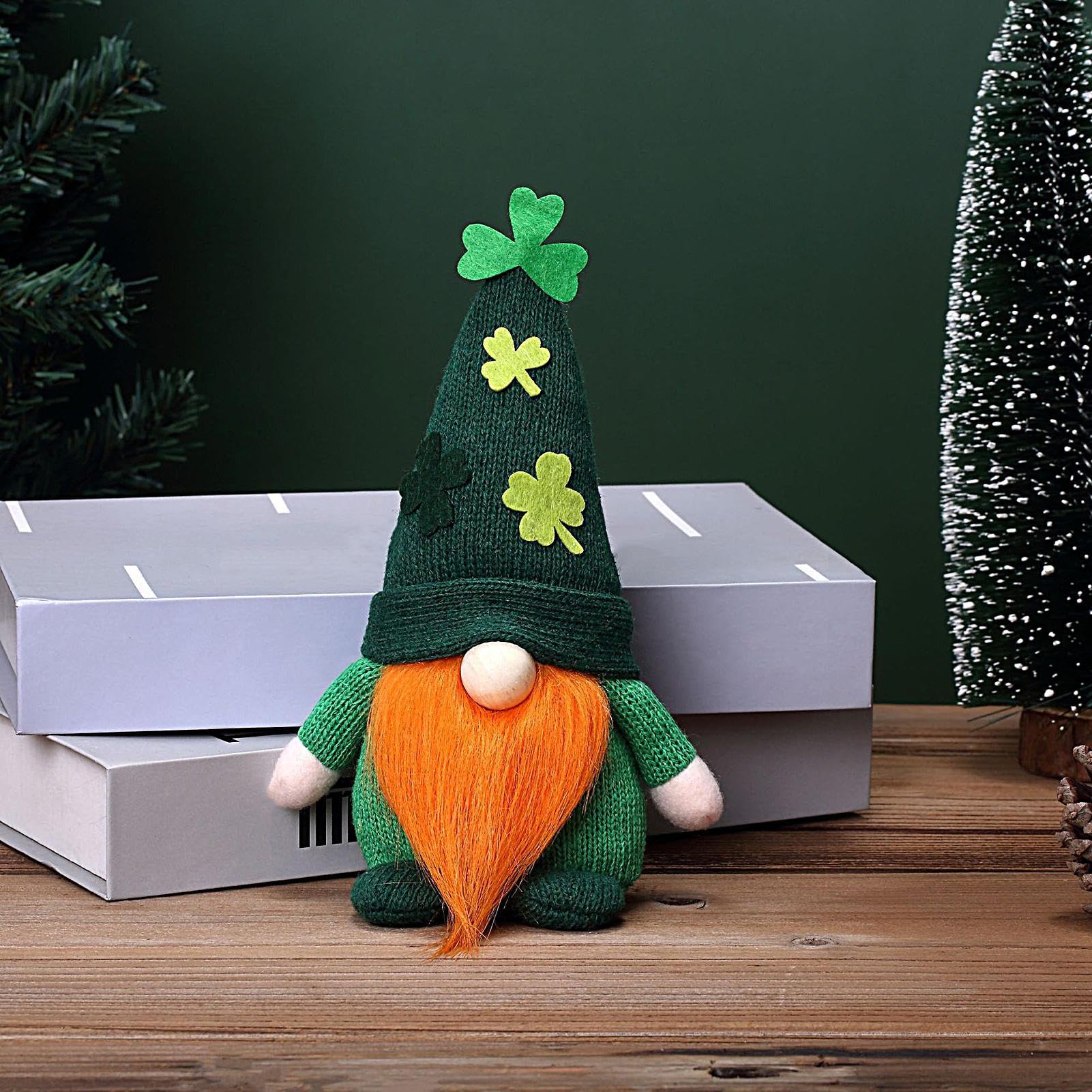 Stpatrick Van De Dag Kabouter Met Een Pot Van Gouden Munten Geïsoleerd Stpatrick Van De Dag Kabouter Met Een Pot Van Gouden Munten Geïsoleerd