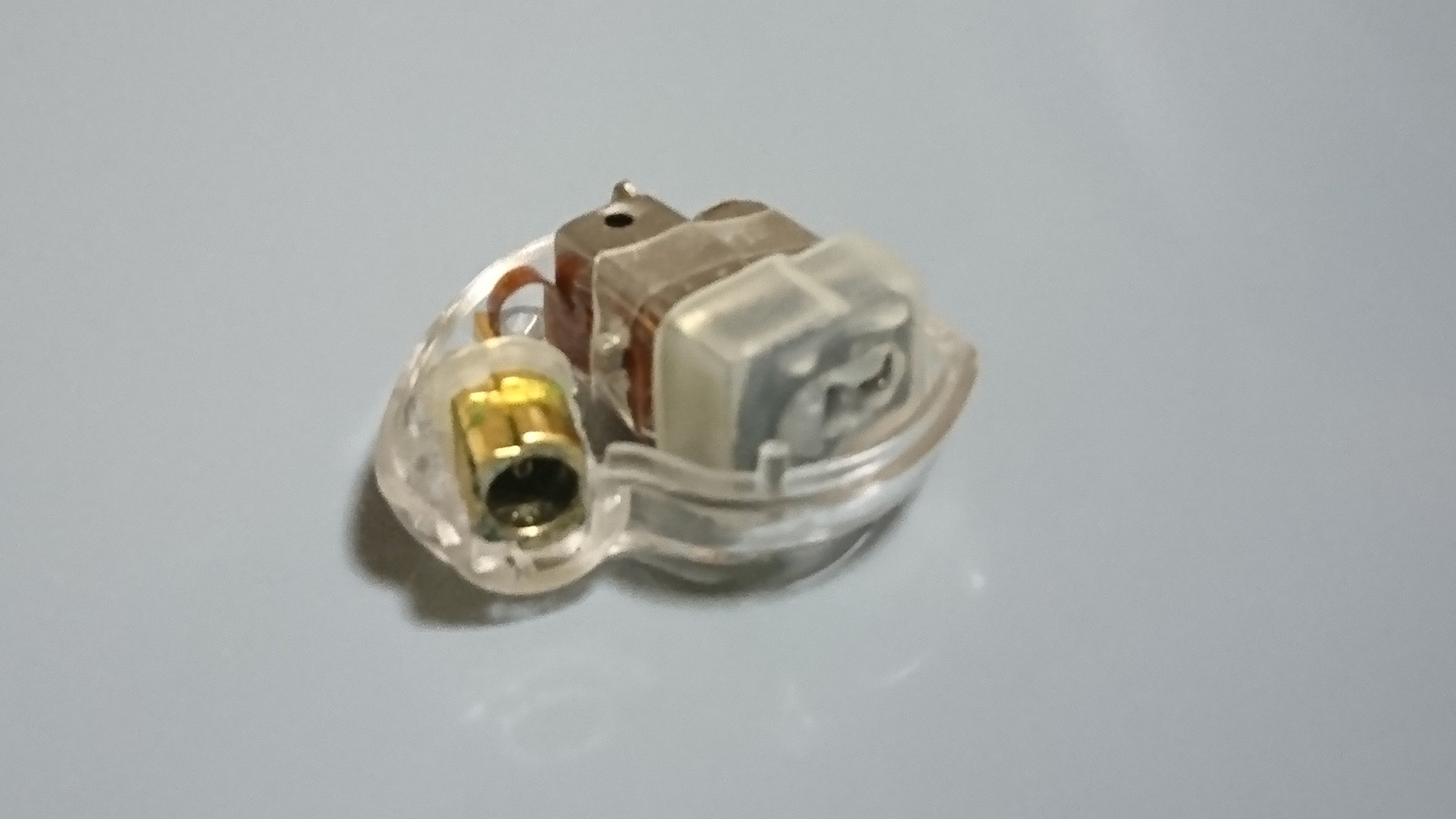 SHURE SE425 ハウジング欠けあり SHURE SE425 ハウジング欠けあり SHURE SE425のハウジング欠損の