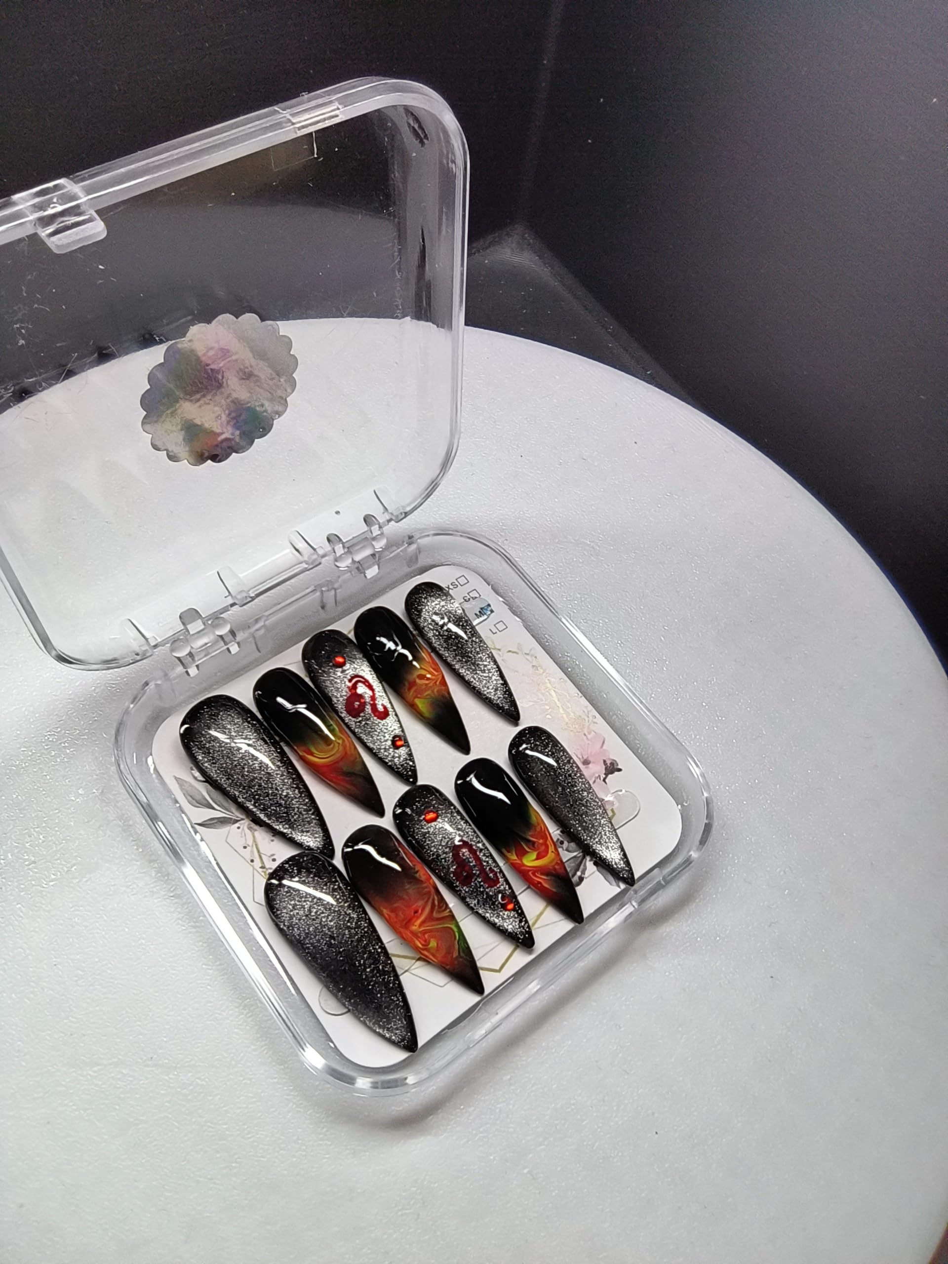 Press-on Nails Artisanaux (Faux-Ongles) "Zodiaque Élément Feu - Lion" - Design Royal & Astrologique - Kit Complet 10 Capsules Réutilisables - Taille M
