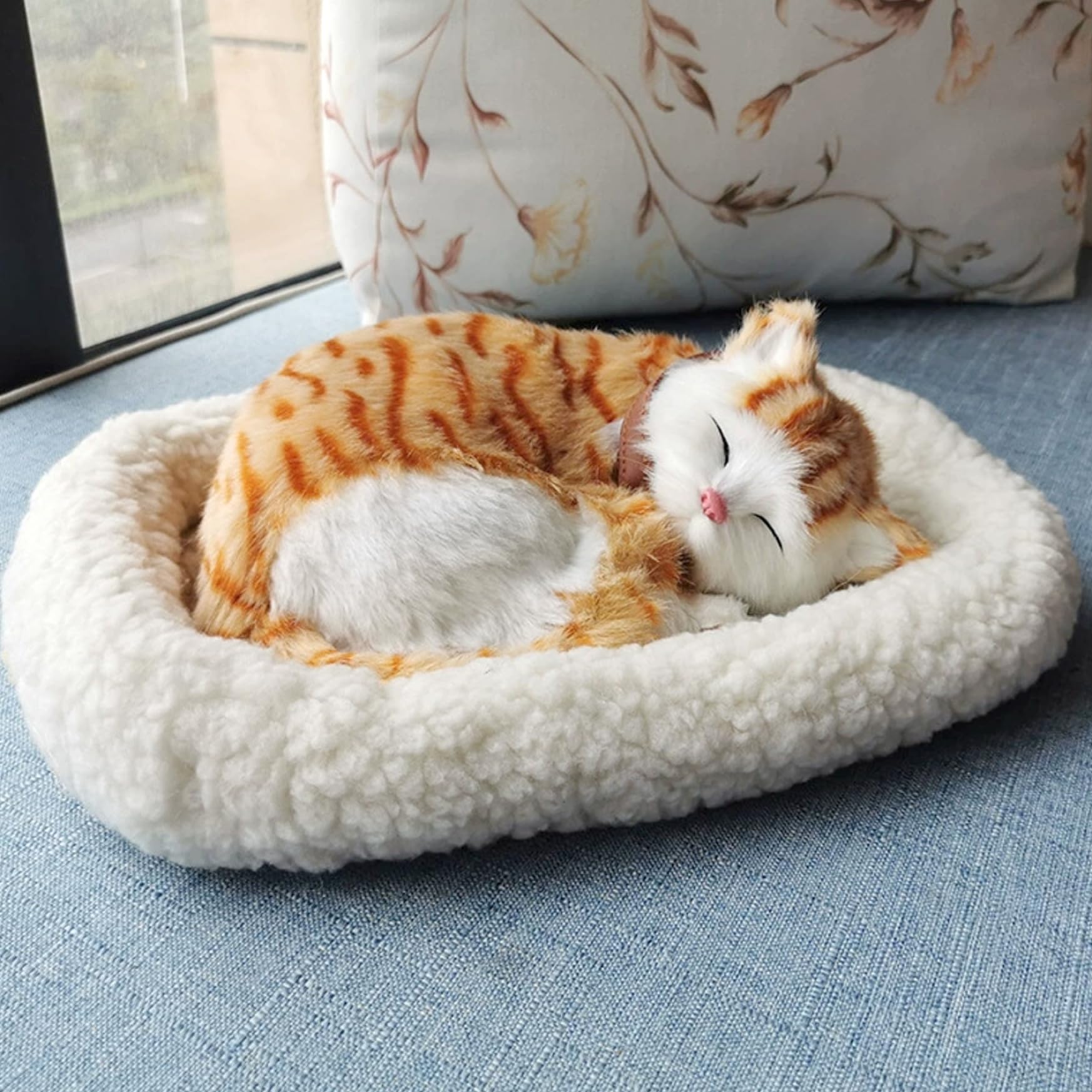Peluche de Gato Que Respira, Suave y tierno, durmiendo sobre una Almohadilla. Gato Interactivo Realista Que Respira, Funciona con Pilas, para Escritorio en casa, sin Pilas, Amarillo.