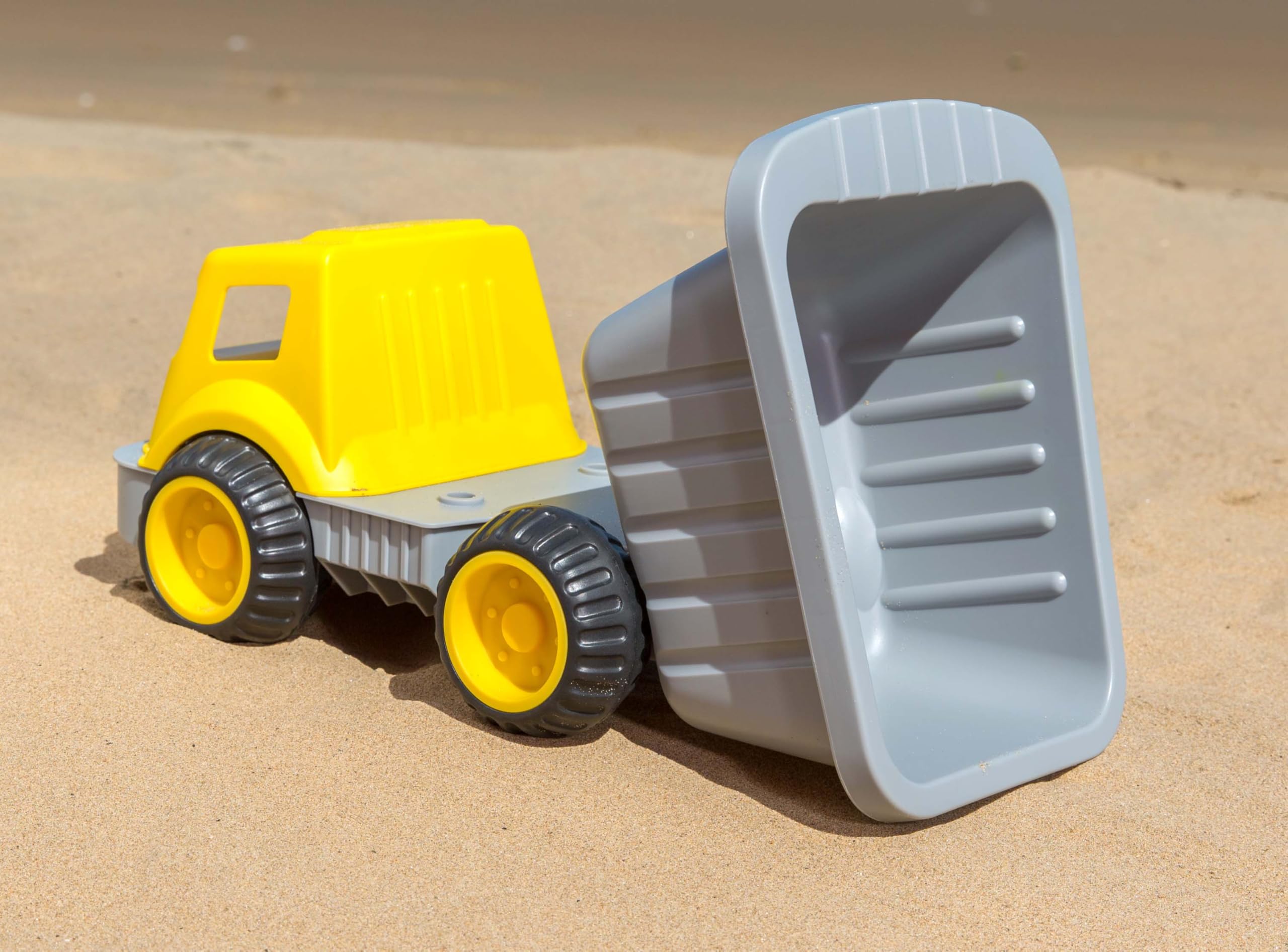 Hape Sandspielzeug Set Kinder Baustelle, Sandlaster mit Baustellen Zubehör und Maurer Set, Outdoor Spielzeug für Strand und Sandkasten