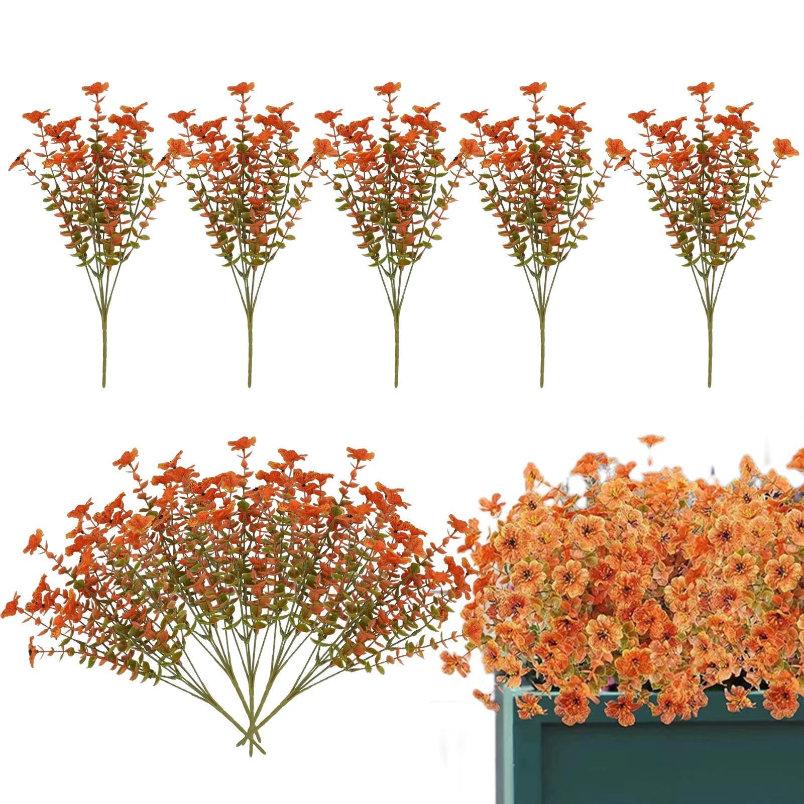 Décoration d'automne chaleureuse avec fleurs artificielles de porche et terrasse