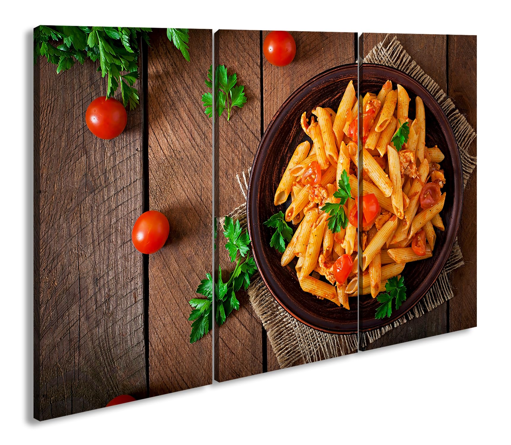 deyoli Penne w obfitym sosie pomidorowym, ozdobiony świeżymi ziołami i dojrzałymi pomidorami koktajlowymi. Format: 120 x 80 cm (3-częściowy) jako obraz na płótnie, motyw oprawiony na ramie z