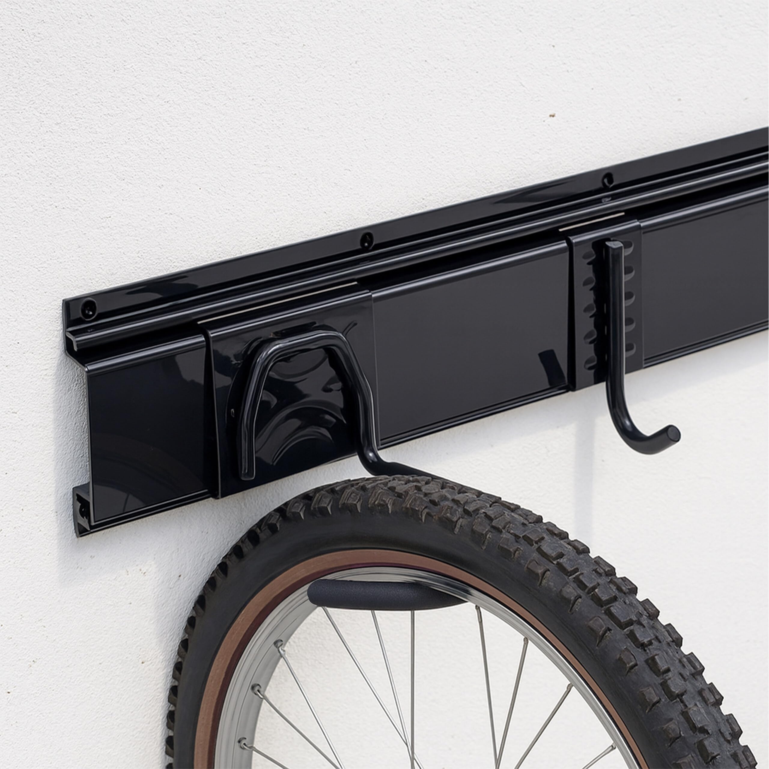 Relaxdays Support mural pour vélos, 4 vélos et casques, vertical, rails avec crochets ajustables, noir