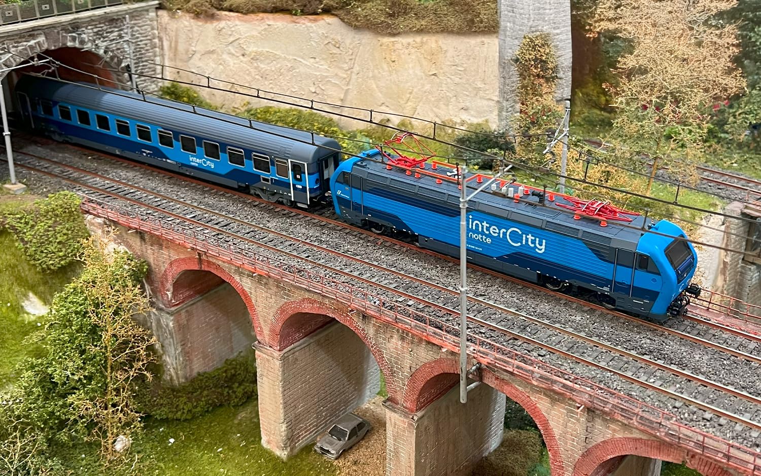 Rivarossi HR2982S FS, locomotiva elettrica E.402B nella nuova livrea blu "Intercity", ep. VI, con decoder sonoro DCC Locomotiva - Elettrica