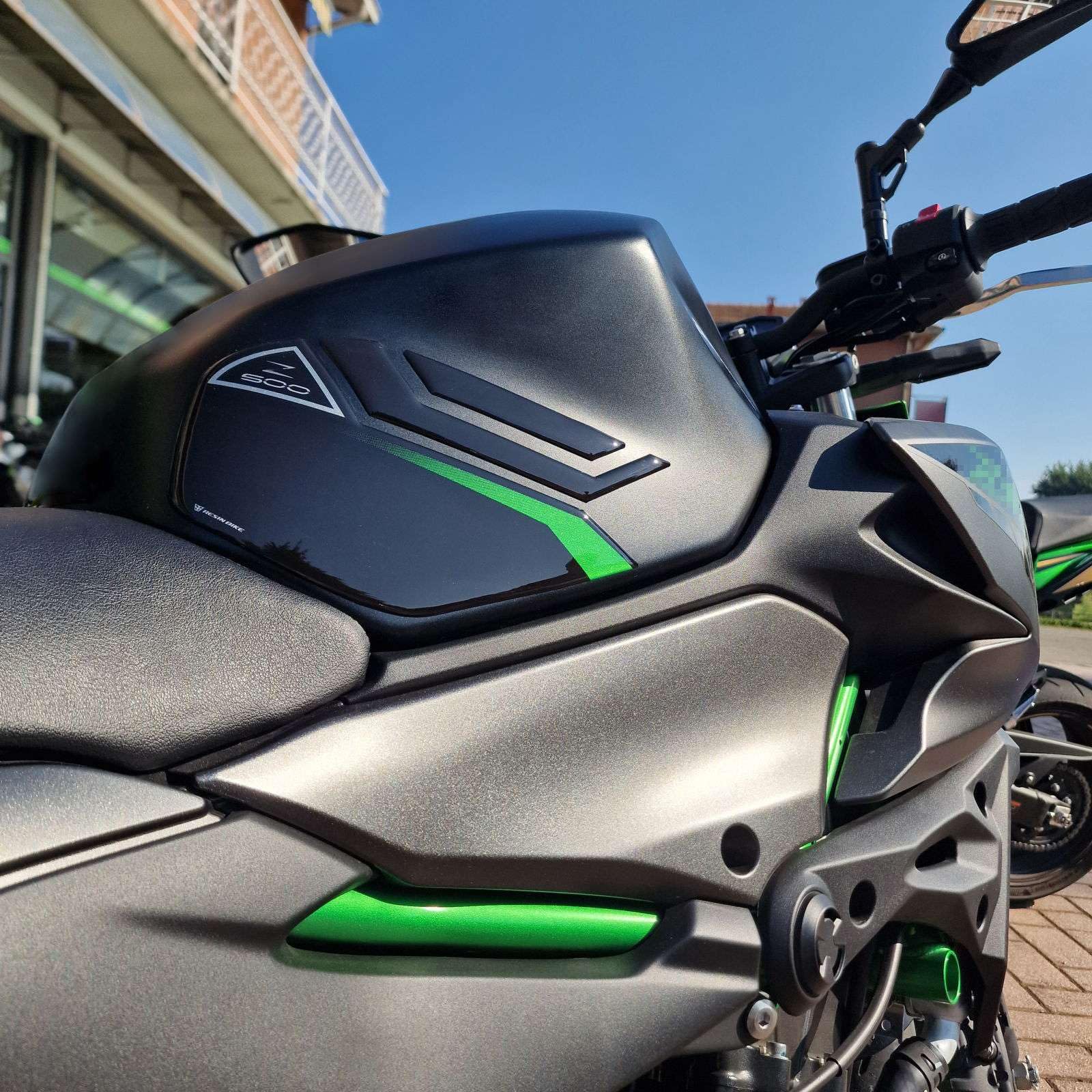 Resin Bike Adesivi Moto Compatibile con Kawasaki Z500-Z500 SE 2024-2026. Protezioni Laterali Serbatoio Grip da Urti e Graffi. Adesivi Resinati con Effetto 3D Made in Italy
