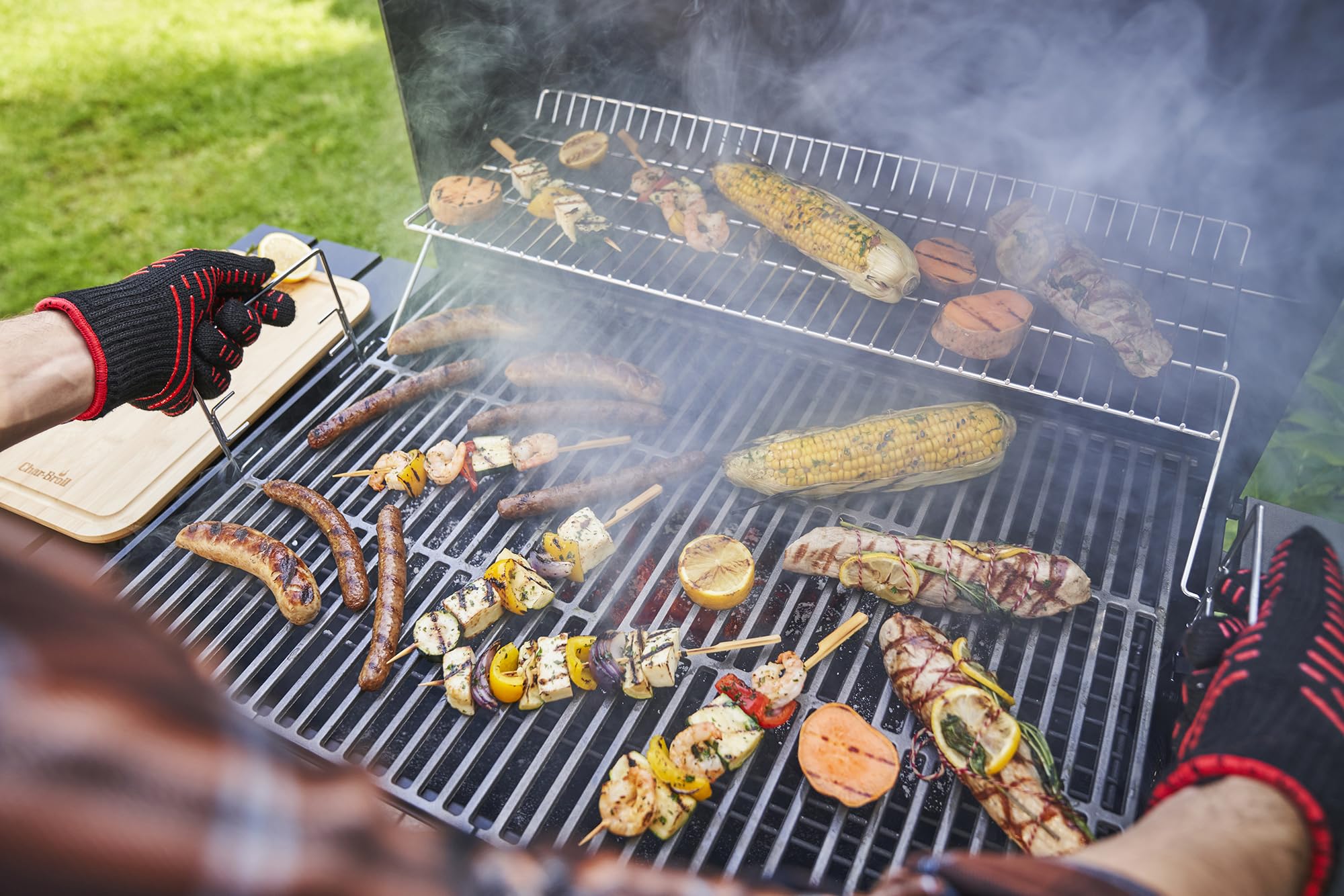Char-Broil Barbecue a Carbone Charcoal L con Griglia Regolabile e Camino | Ideale per +6 persone, Termometro, Raccogli cenere, Grandi ruote, Ripiani con ganci, Compatibile con Charcoal 2Go