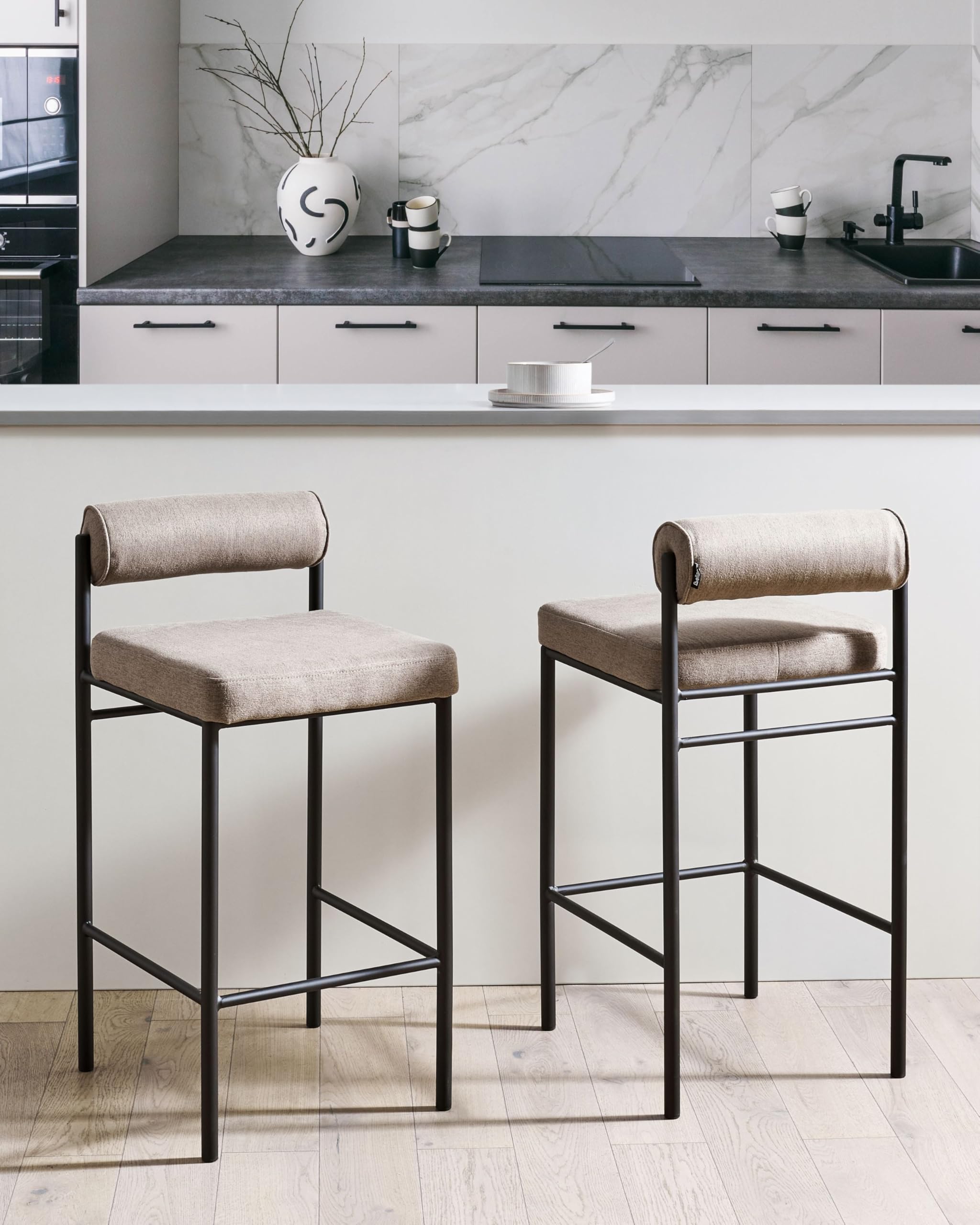 Beliani Barstuhl 2er Set Stoff beige/Taupe niedrige Lehne Metallgestell Fußstütze Amaya
