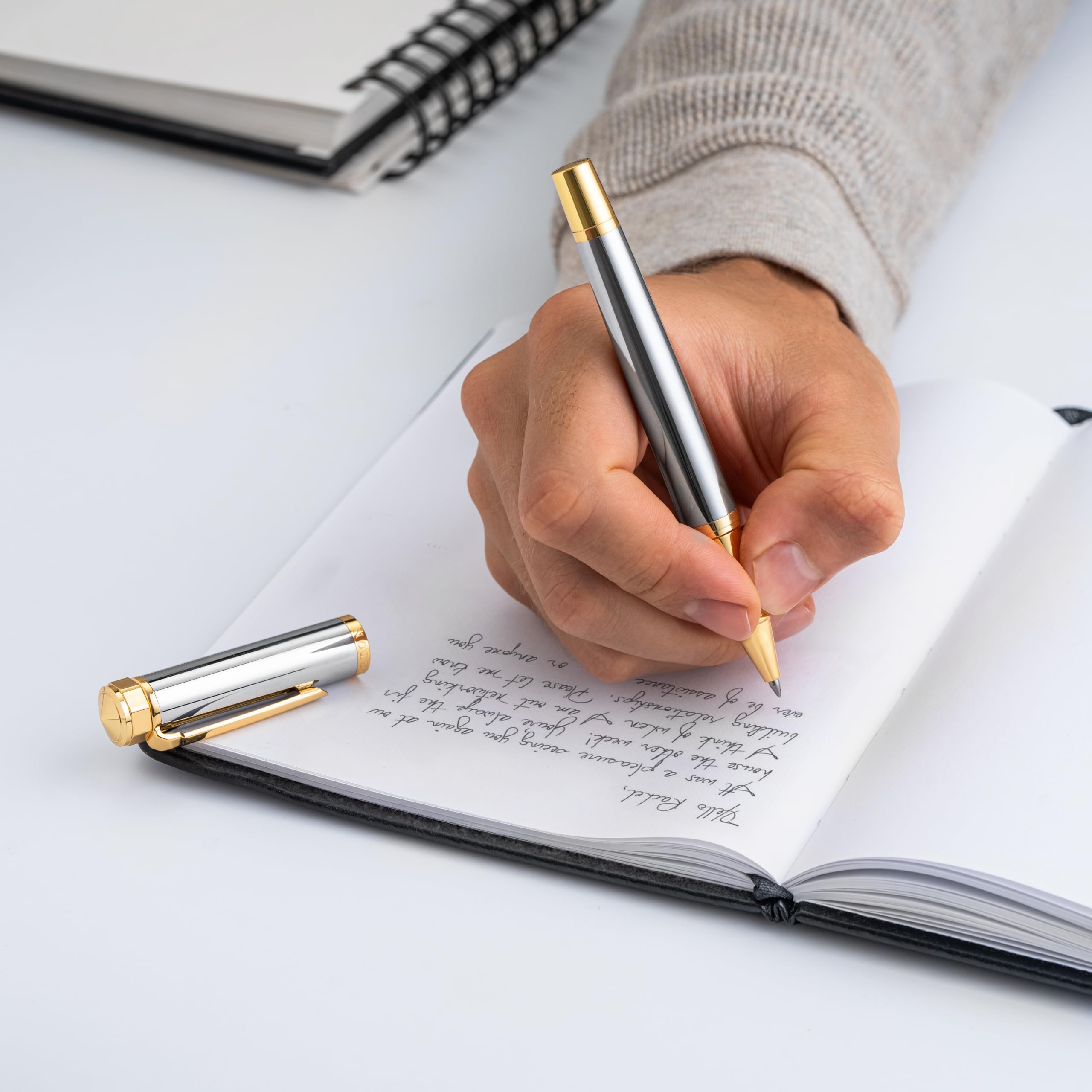Ellington Pens Juego de bolígrafos de punta redonda de lujo, escritura suave, diseño elegante, secado rápido, tinta líquida recargable, 2 recambios (negro, azul), ideal para profesionales y