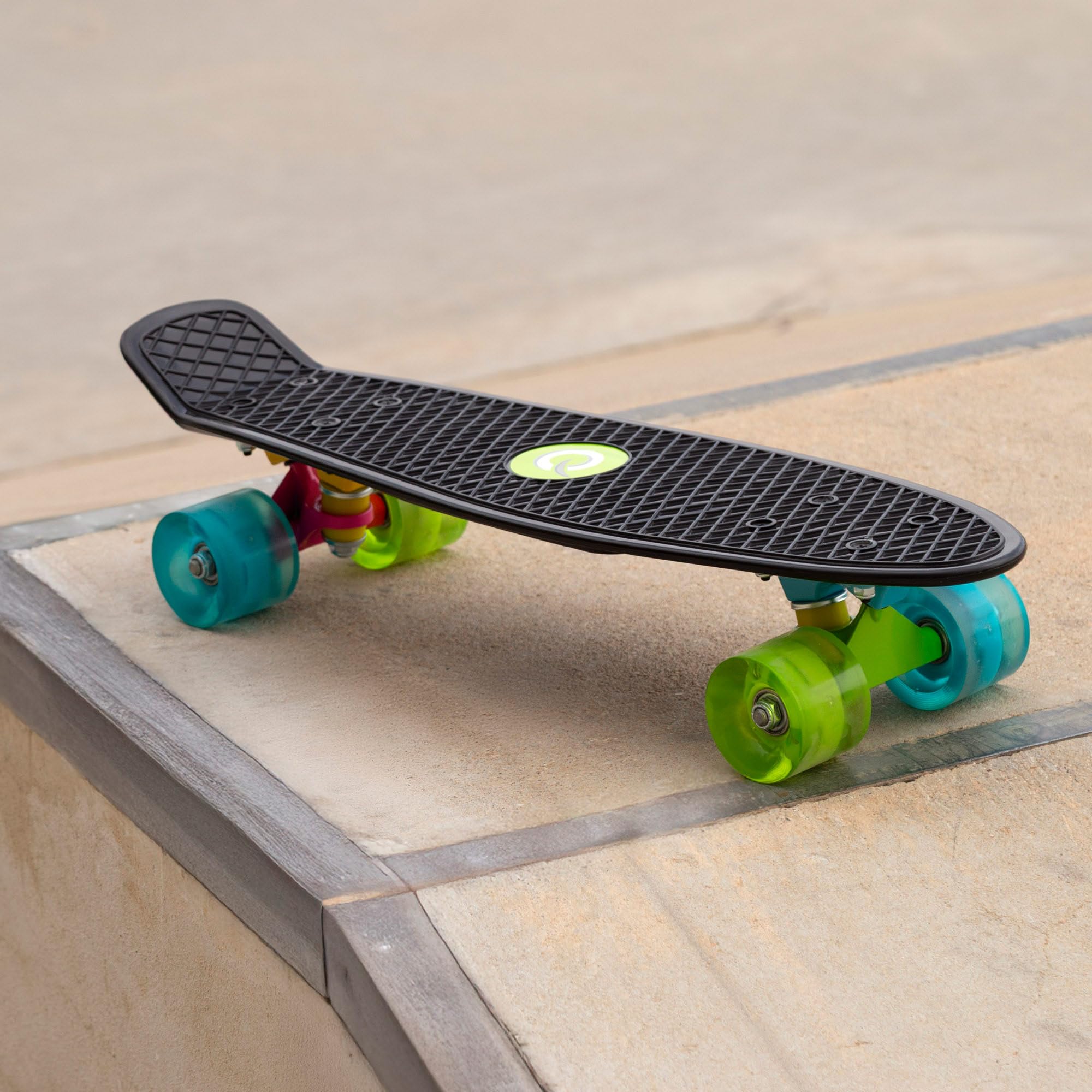 ColorBaby Evo 54341 Skateboard pour Enfant, Noir, 4 Roues avec lumières colorées, Max. 100 kg, 56 x 15 x 10 cm, Base antidérapante, Jouets de Plein air, Jeux de Plein air, Cadeau garçon et Fille, à