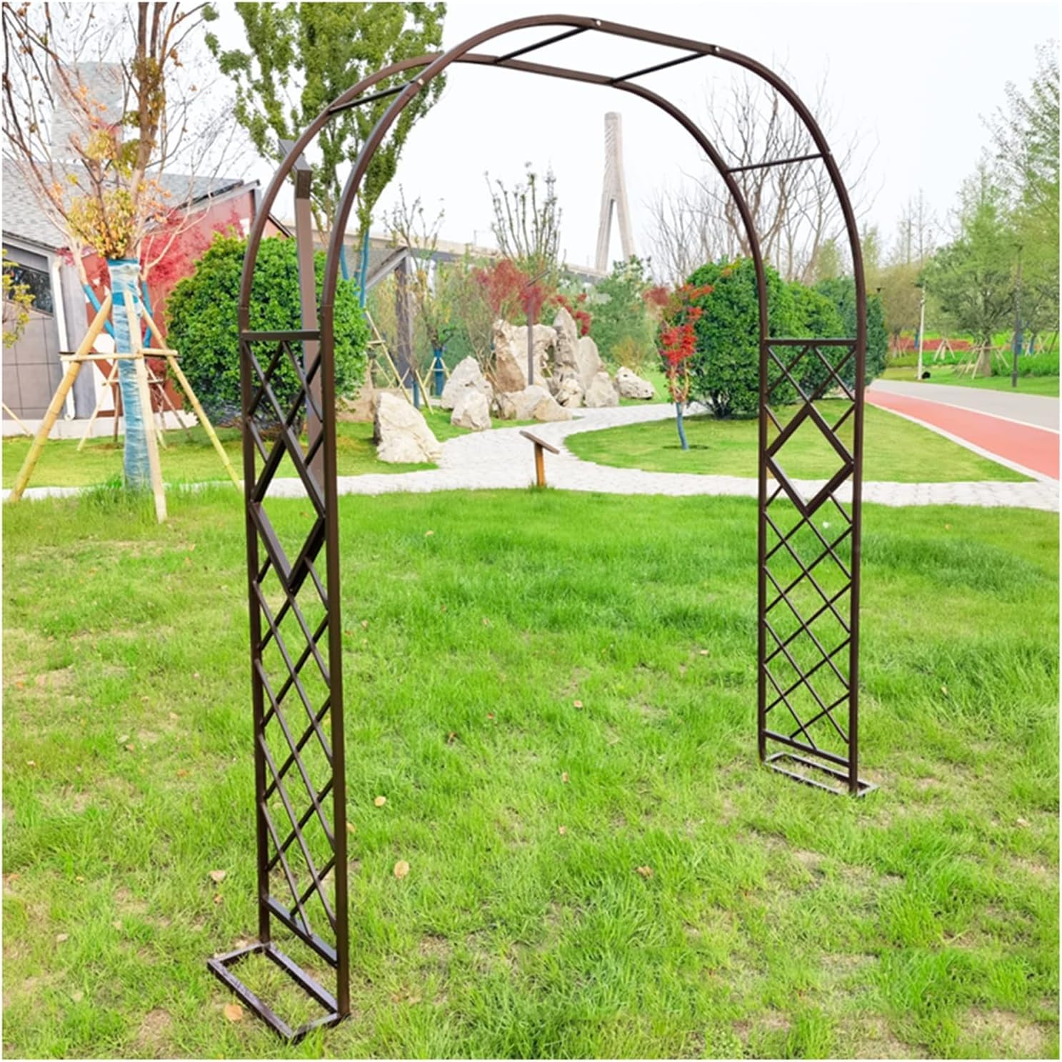 Tonnelle de jardin en métal noir pour allée fleurie