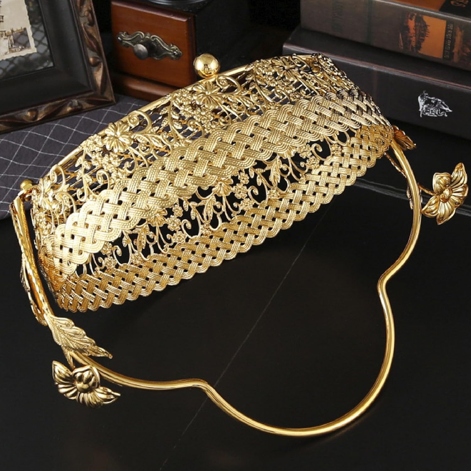 Gold Fruit Basket, Vintage Metal Fruit Vegetable Storage Basket with Handle European Metal Serving Tray Countertop Dessert Snacks Candy Plate for Wedding Home Birthday Party Decor, Table Centerpieces