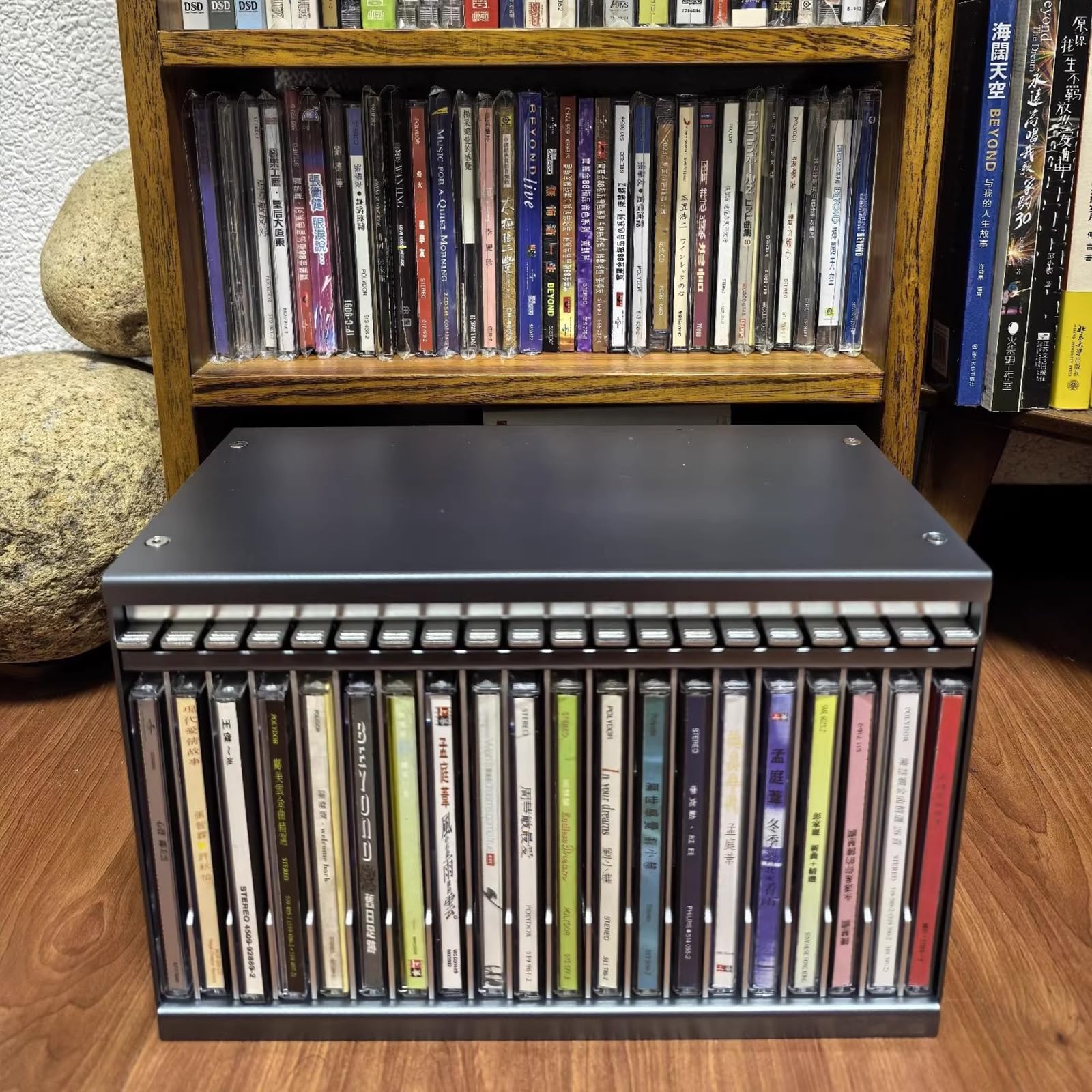 Scaffale per CD, organizer da scrivania con 20 scomparti con pulsante pop-up, impilabile, in alluminio, per casa, ufficio, sala musica, sala teatro