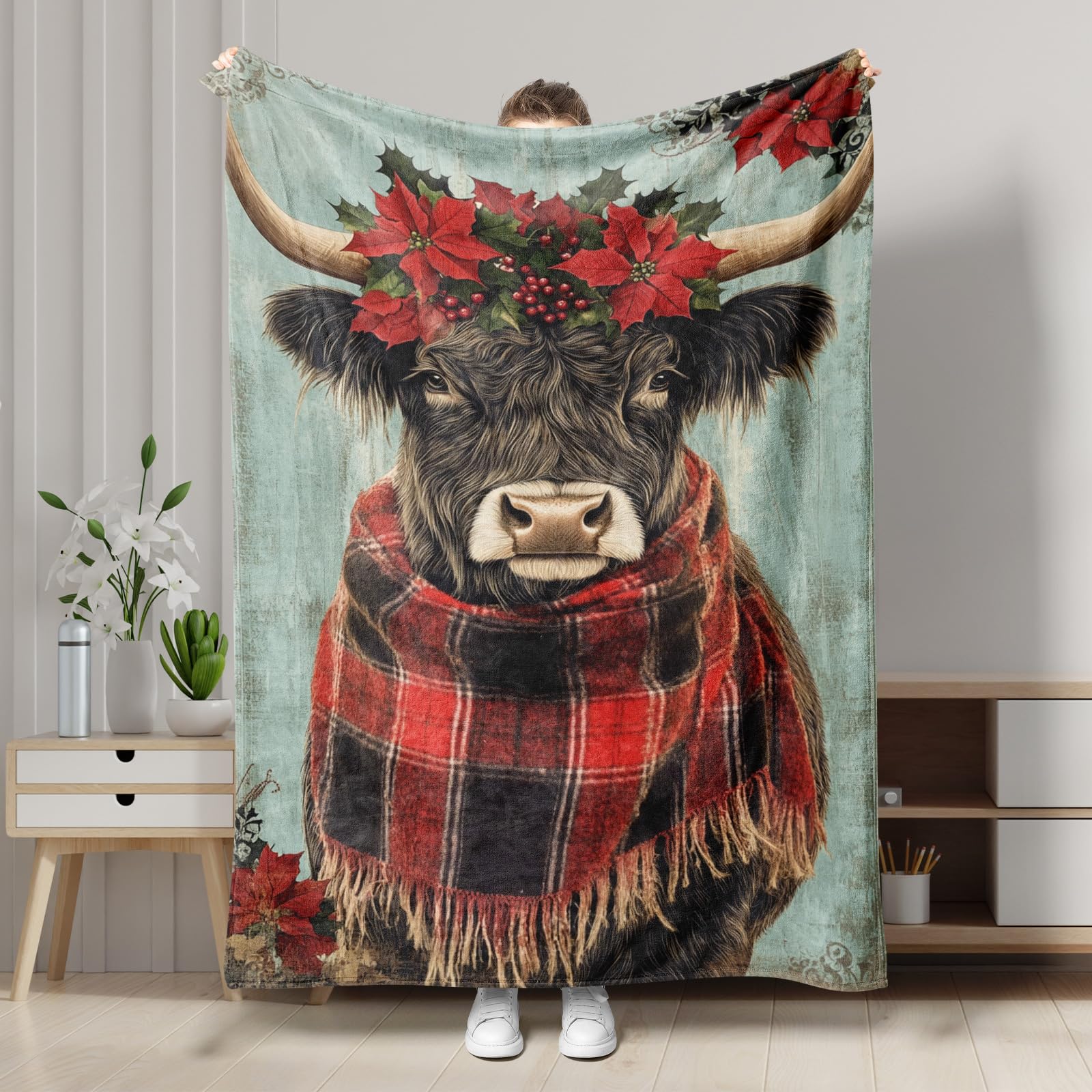 Festive Floral Cow Throw Blanket, Green Highland Cattle Holiday Decor Fleece Blanket, Cozy Soft Winter Gift for Sofa, Bed, All Season 40x50 Inch