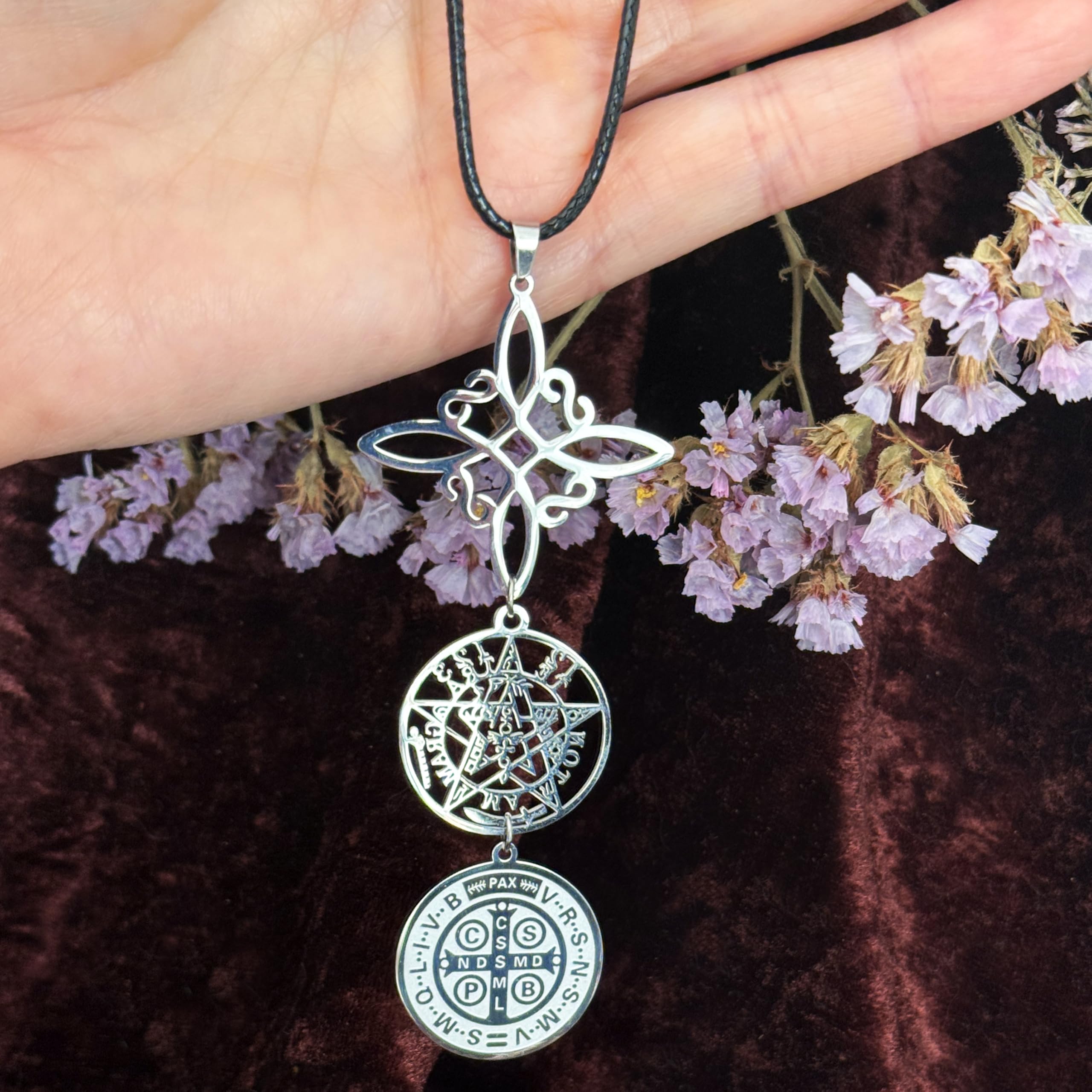 Simboliks Colgante Triple Protección con Tetragrammaton, Nudo de Bruja y Medalla de San Benito, Amuleto contra Mal de Ojo, Hechizos y Energías Negativas, Acero Inoxidable Esotérico Unisex