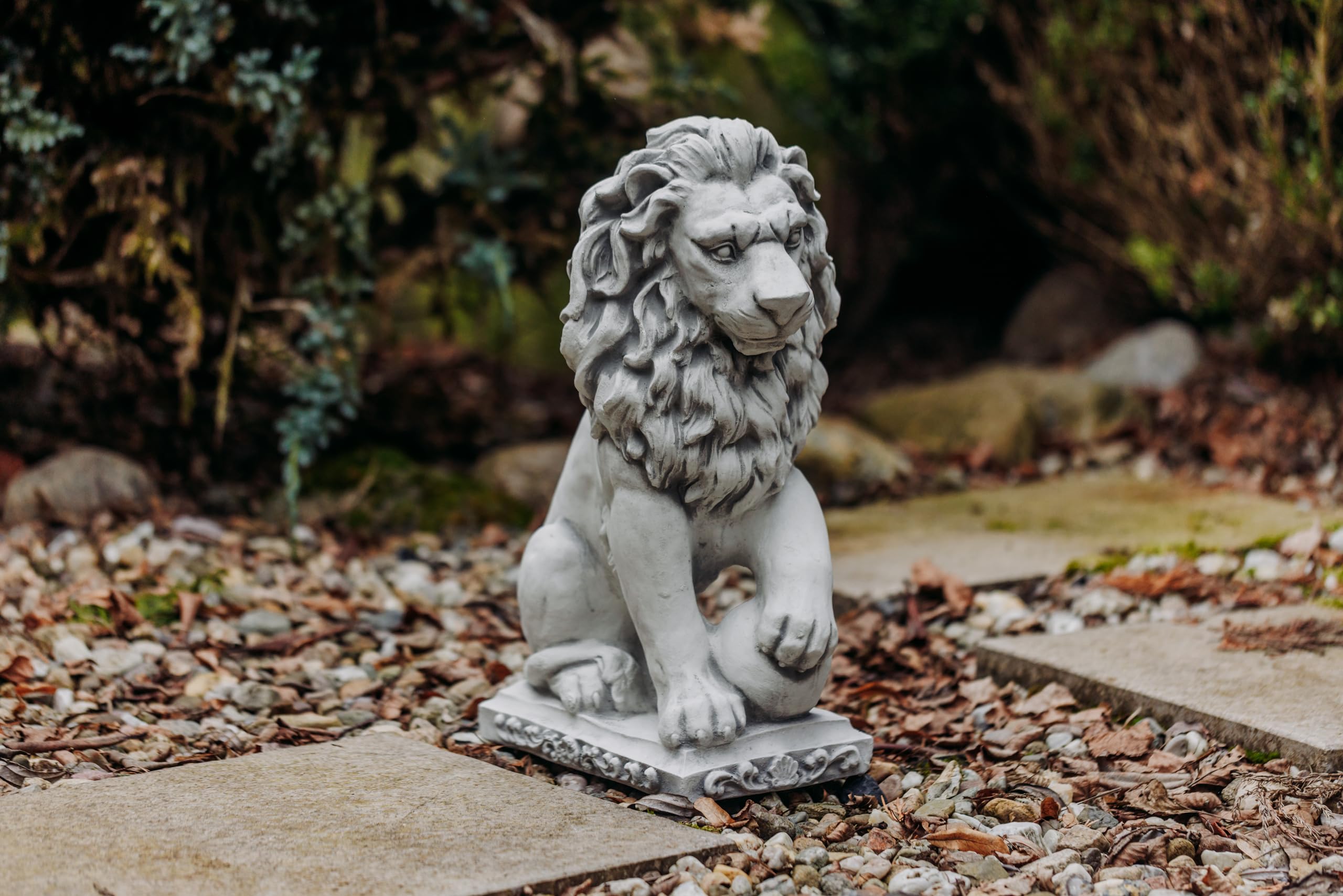 gartendekoparadies.de Statuen Löwen mit Kugel, Steinfigur aus Steinguss, H. 47 cm, je 21 kg, Grau, Frostsicher für Außenbereich (Löwe Links)