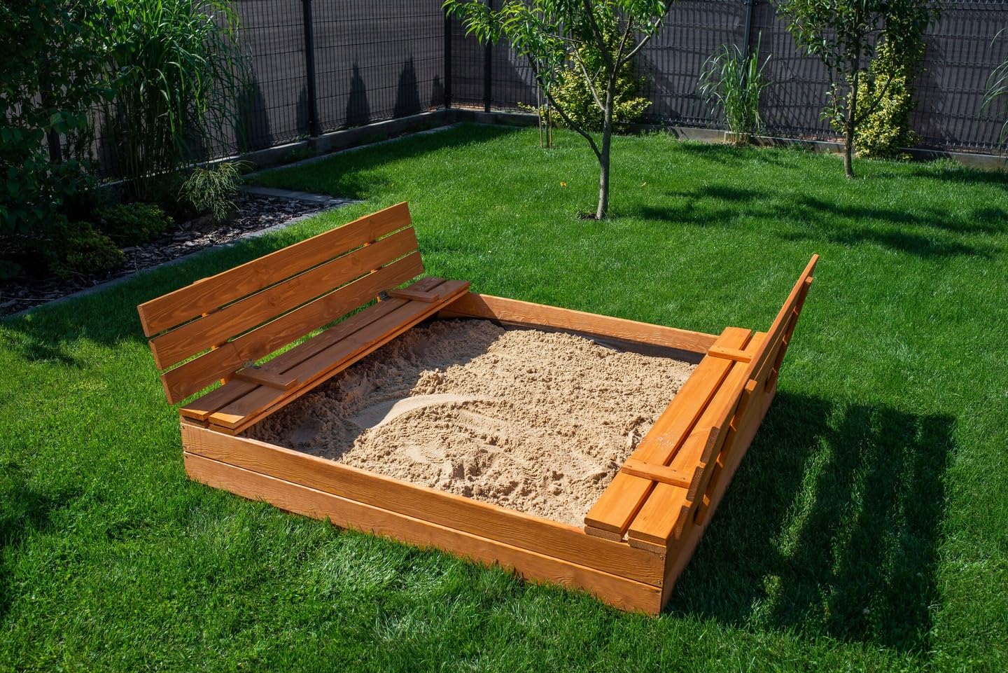 Premium Sandkasten 140x140 cm Imprägniert inkl. Video Anleitung für Montage Sandbox mit Abdeckung Sitzbänken Deckel Plane Sandkiste, Holz Sandkastenvlies XXL