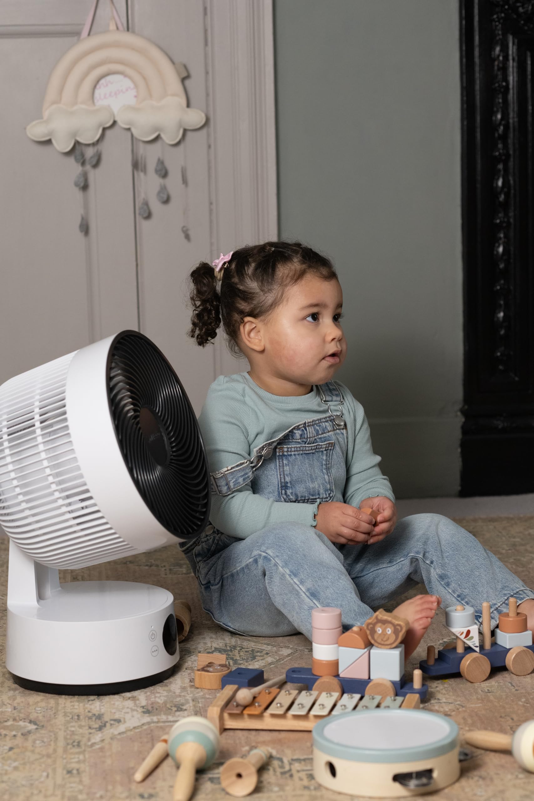 MeacoFan Sefte® 8", ventilador portátil con batería reemplazable, uso interior/exterior, silencioso, 12 velocidades, modo ECO inteligente, blanco compacto