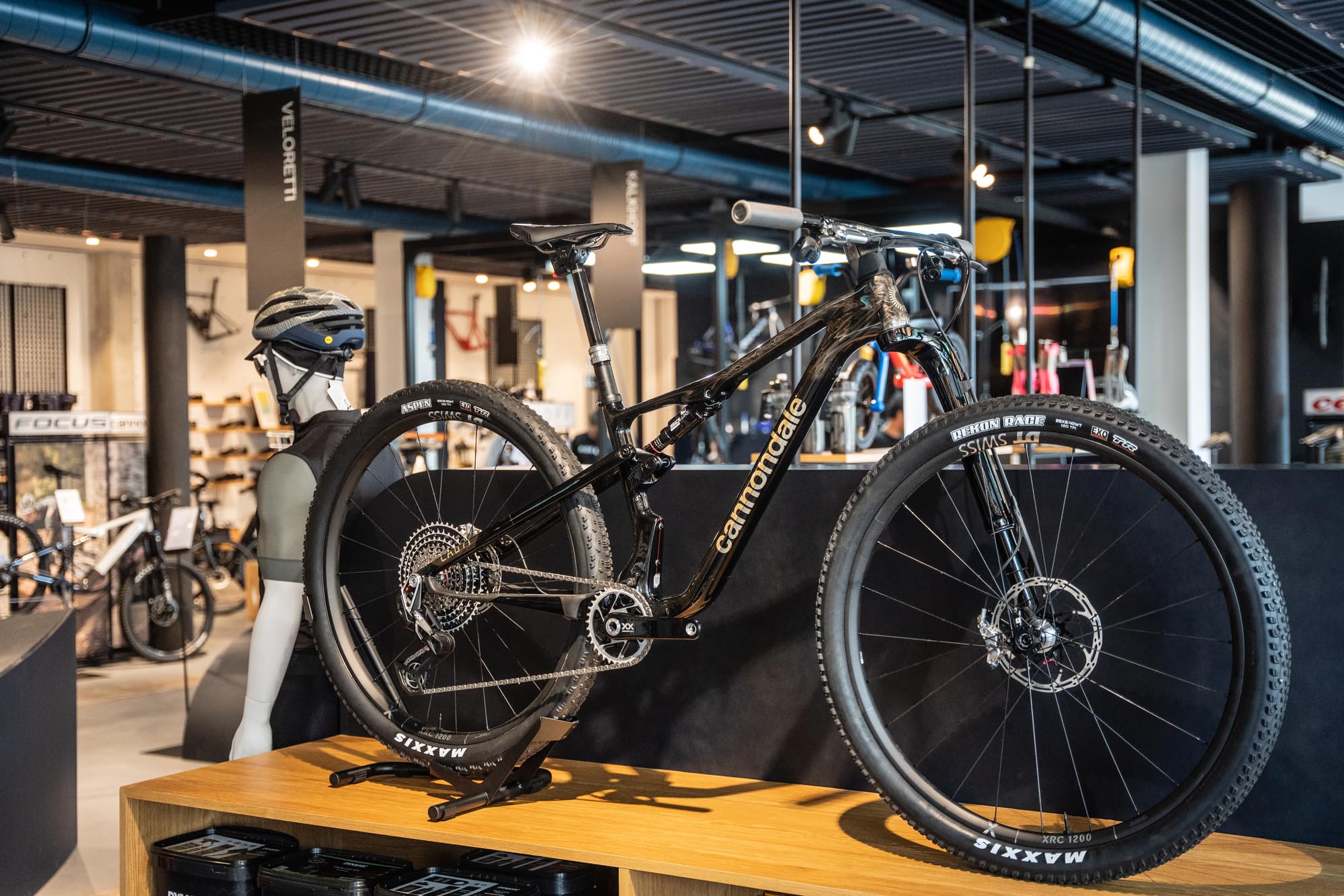 BBB Cycling Stilvoller Fahrrad-Abstellständer für Aufbewahrung und Reparatur Universelle Kompatibilität Robuster Fahrradständer für Rennräder, Citybikes und Mountainbikes SteadyUP BTL-156