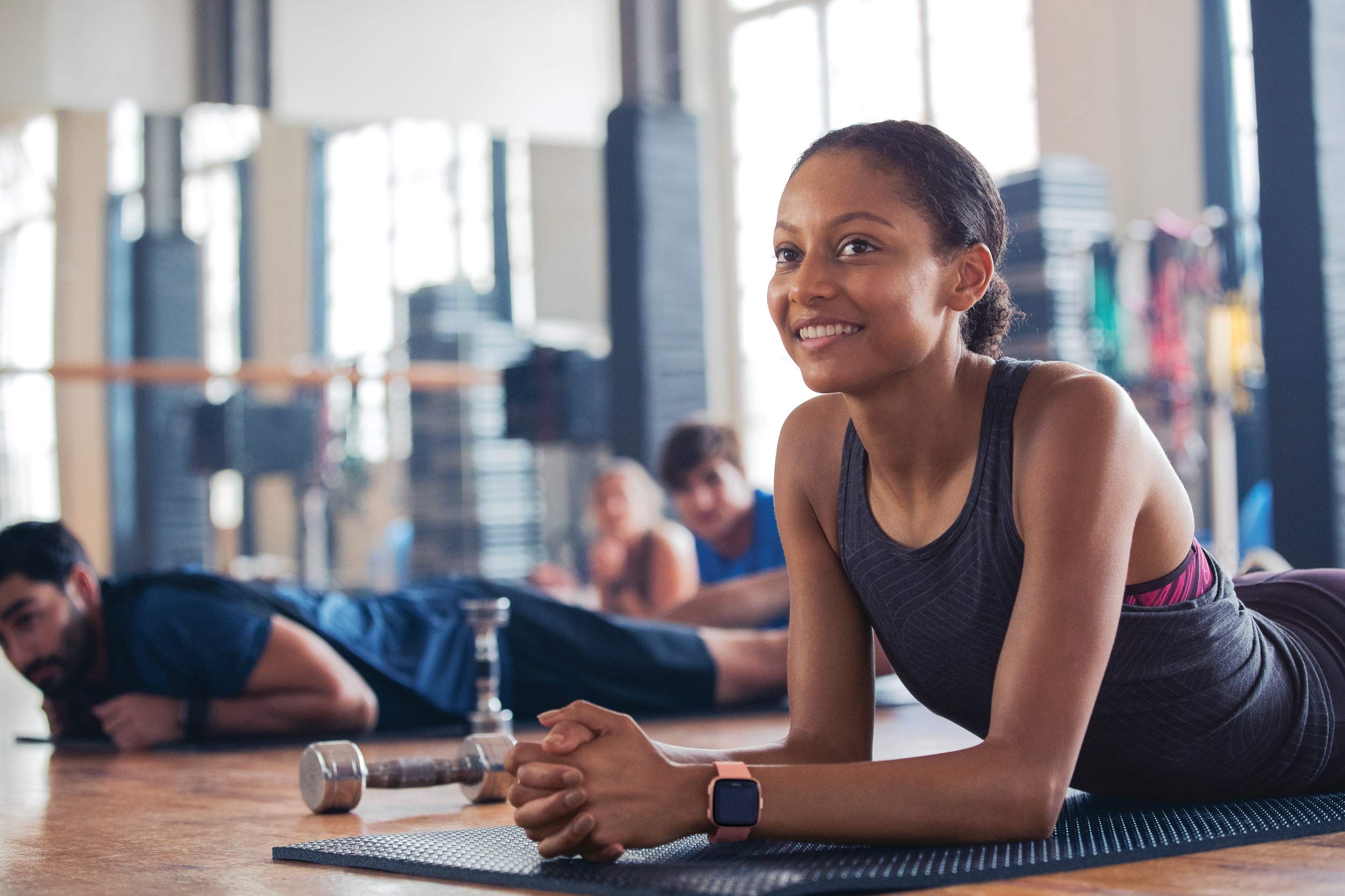 Fitbit Versa - Montres Connectées Forme, Sport et Bien-être : Plus de 4 Jours d’autonomie, Étanche, Suivi Fréquence Cardiaque, Pêche